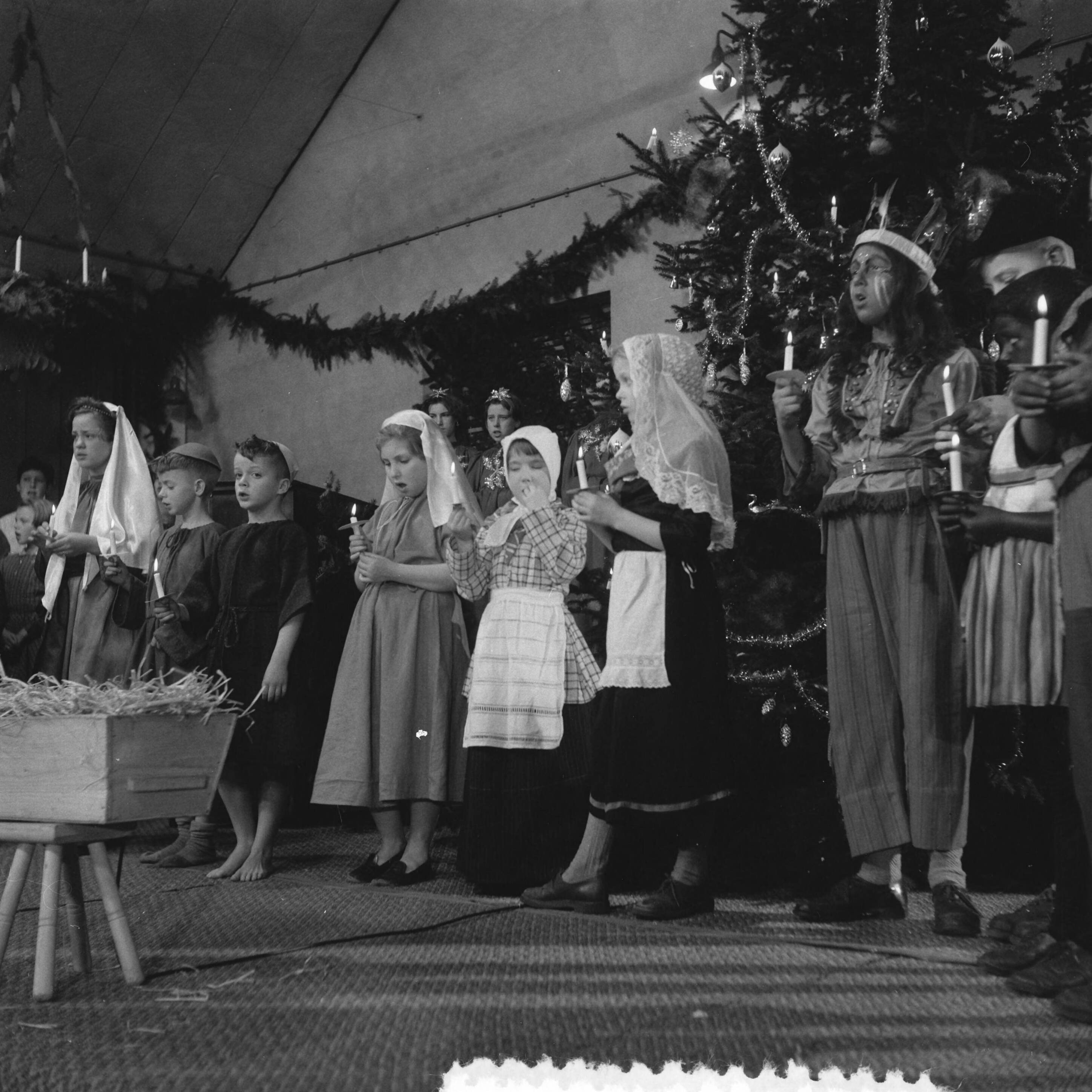 Kerstviering Soestdijk, o.a. opvoering van het Kerstspel "Van Overal naar Bethlehemstal" — Kerstviering Soestdijk. Opvoering van het Kerstspel "Van Overal naar Bethlehemstal" met prinses Marijke [Christina] — Foto: Noske, J.D. / Anefo. Licentie: Set B: Rechtenvrij / Publiek Domein. Bron: Nationaal Archief. http://hdl.handle.net/10648/a92ed46e-d0b4-102d-bcf8-003048976d84
