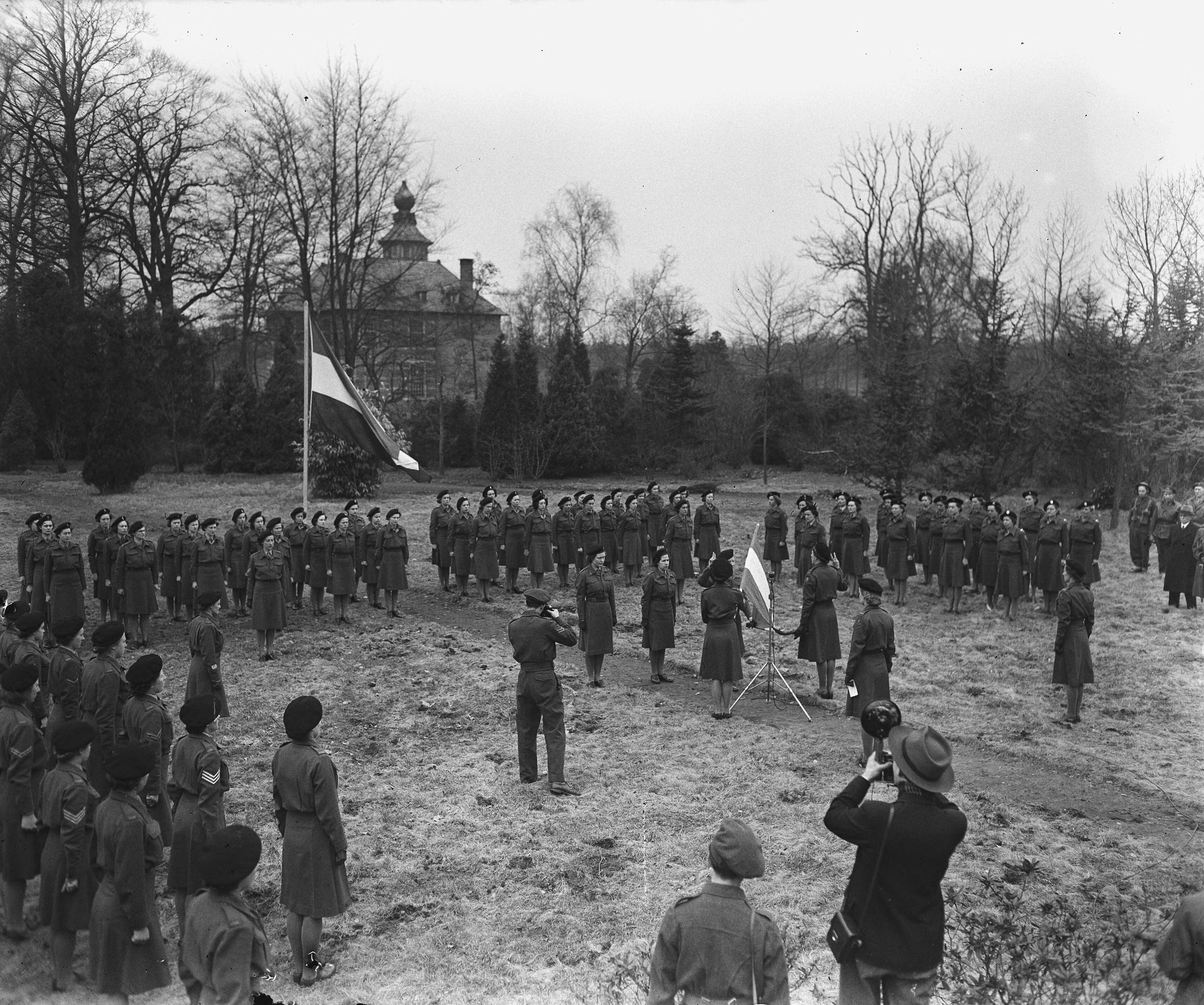 Beëdiging Vrouwen Hulpkorps (VHK) te Breda — Foto: Zeylemaker, Co / Anefo. — Licentie: Set B: Rechtenvrij / Publiek Domein. Bron: Nationaal Archief. http://hdl.handle.net/10648/a8a6439c-d0b4-102d-bcf8-003048976d84