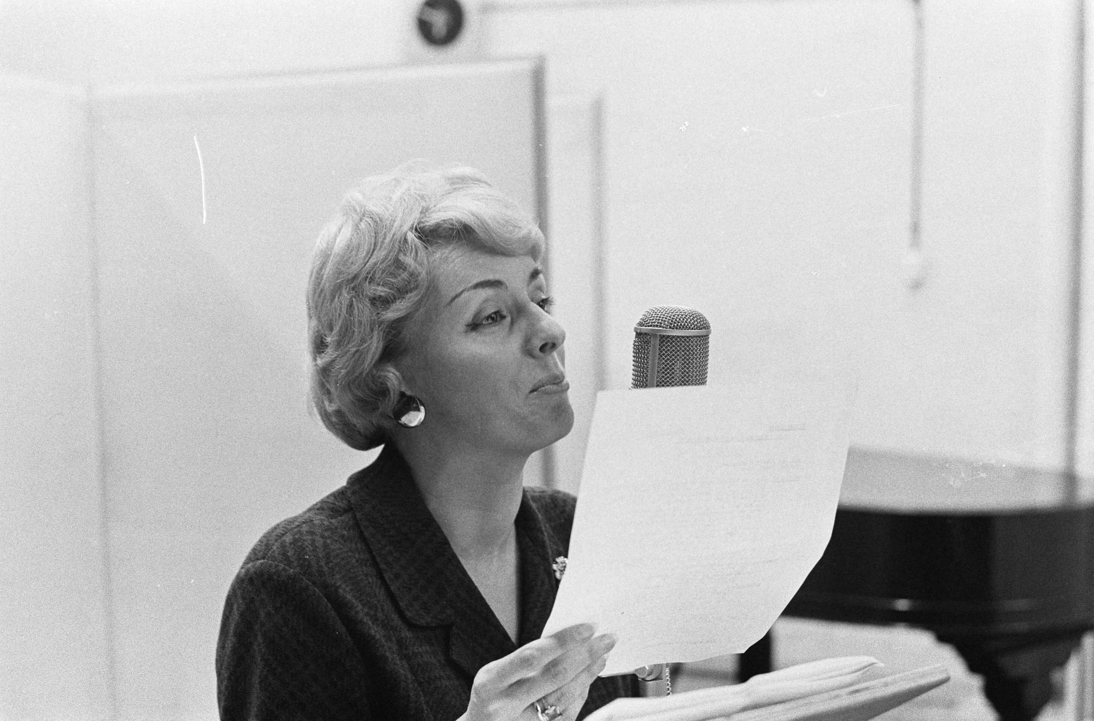 Fotocollectie Anefo — Annie Palmen heeft in de Phonogramstudio te Hilversum het uitgekozen Eurovisie Songfestivalliedje opgenomen — Foto: Gelderen, Hugo van / Anefo. Licentie: Set B: Rechtenvrij / Publiek Domein. Bron: Nationaal Archief. http://hdl.handle.net/10648/aa28a0b6-d0b4-102d-bcf8-003048976d84