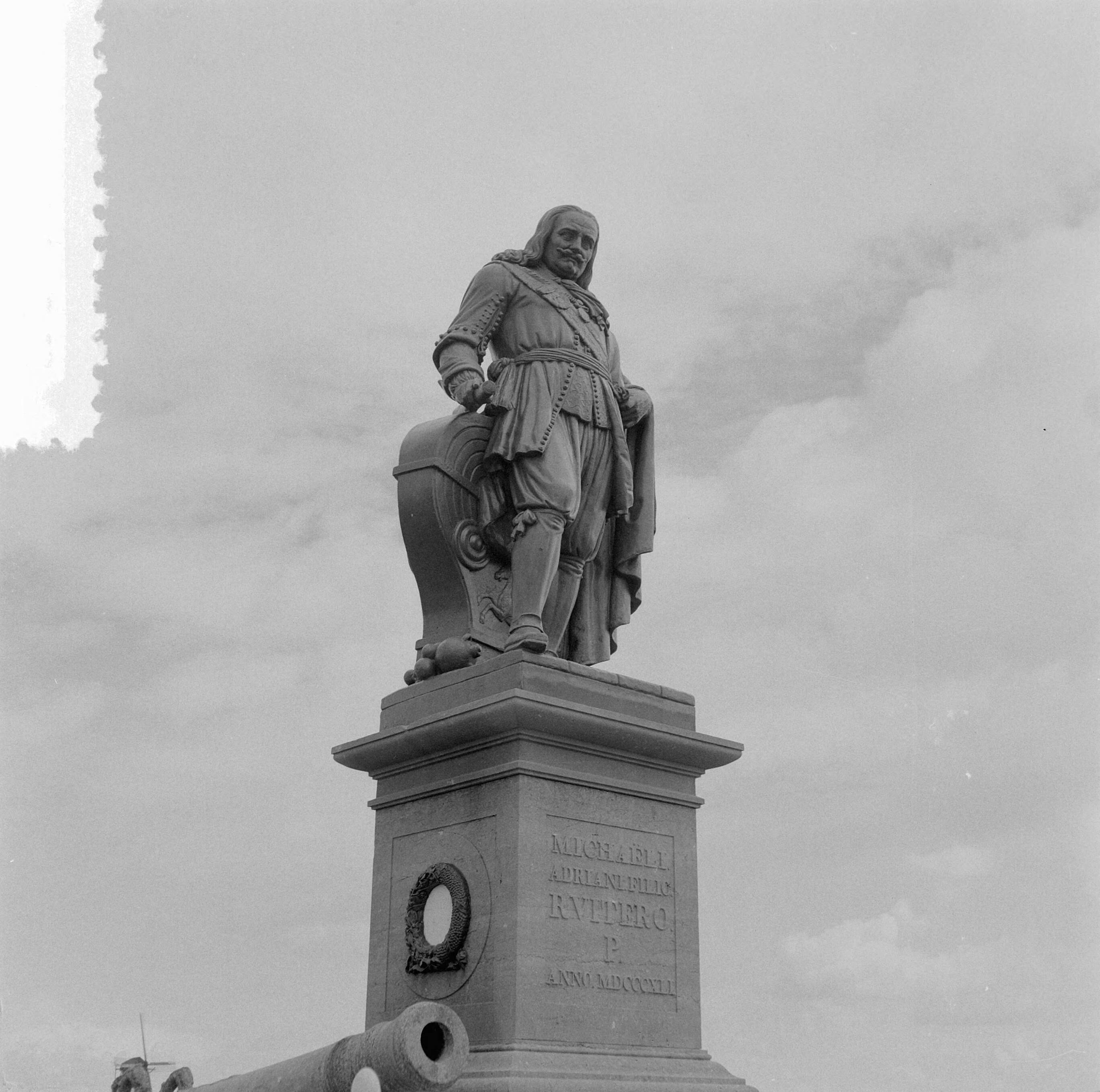 Fotocollectie Anefo — Standbeeld van Michiel de Ruyter in Vlissingen — Foto: Behrens, Herbert F. / Anefo. Licentie: Set B: Rechtenvrij / Publiek Domein. Bron: Nationaal Archief. http://hdl.handle.net/10648/a95b0f02-d0b4-102d-bcf8-003048976d84