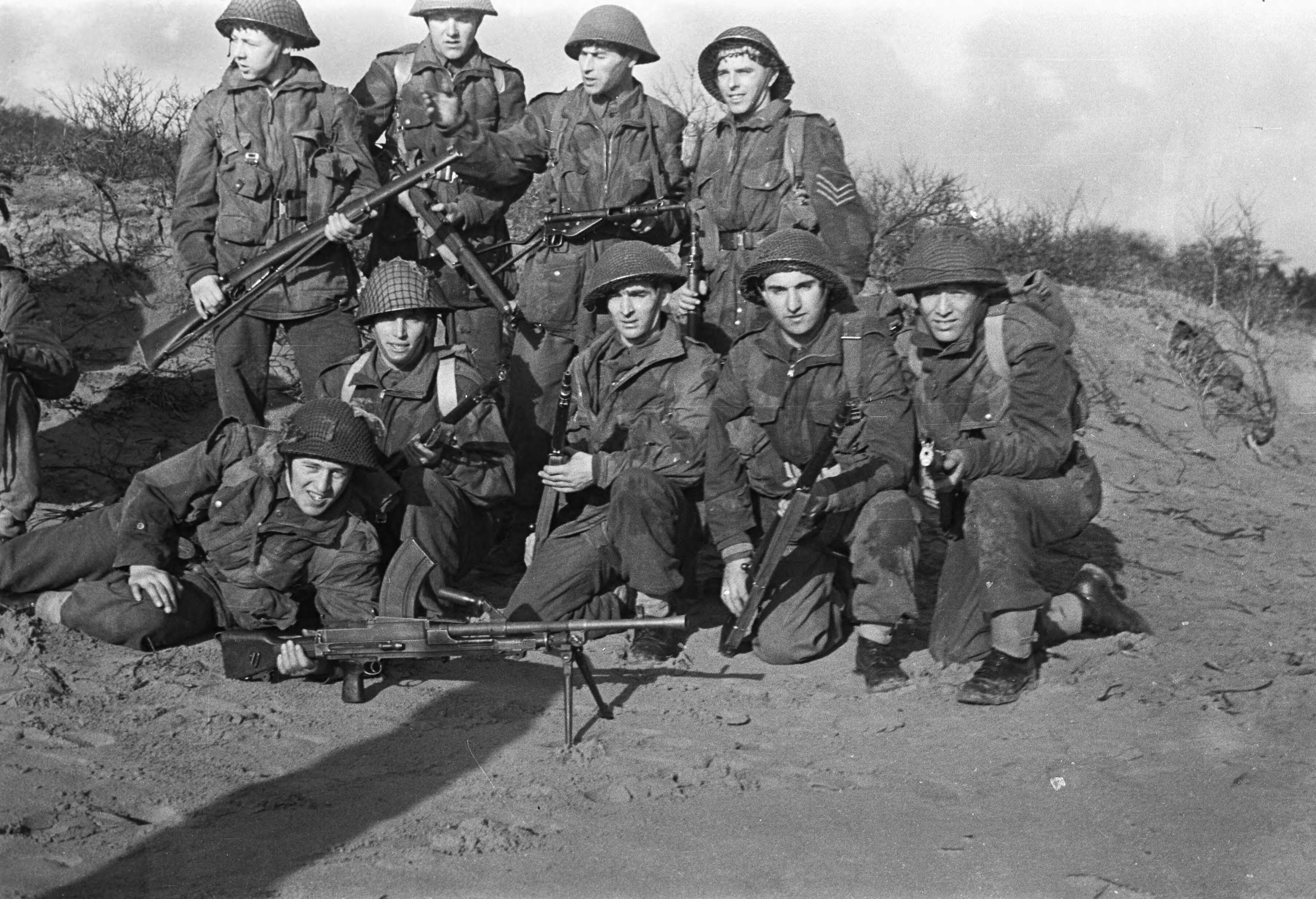 Fotocollectie Anefo — Militair opleidingskamp te Bloemendaal(bezoek Generaal Kruls ) — Foto: Dudok van Heel, Jack / Anefo. Licentie: Set B: Rechtenvrij / Publiek Domein. Bron: Nationaal Archief. http://hdl.handle.net/10648/a8988ee6-d0b4-102d-bcf8-003048976d84