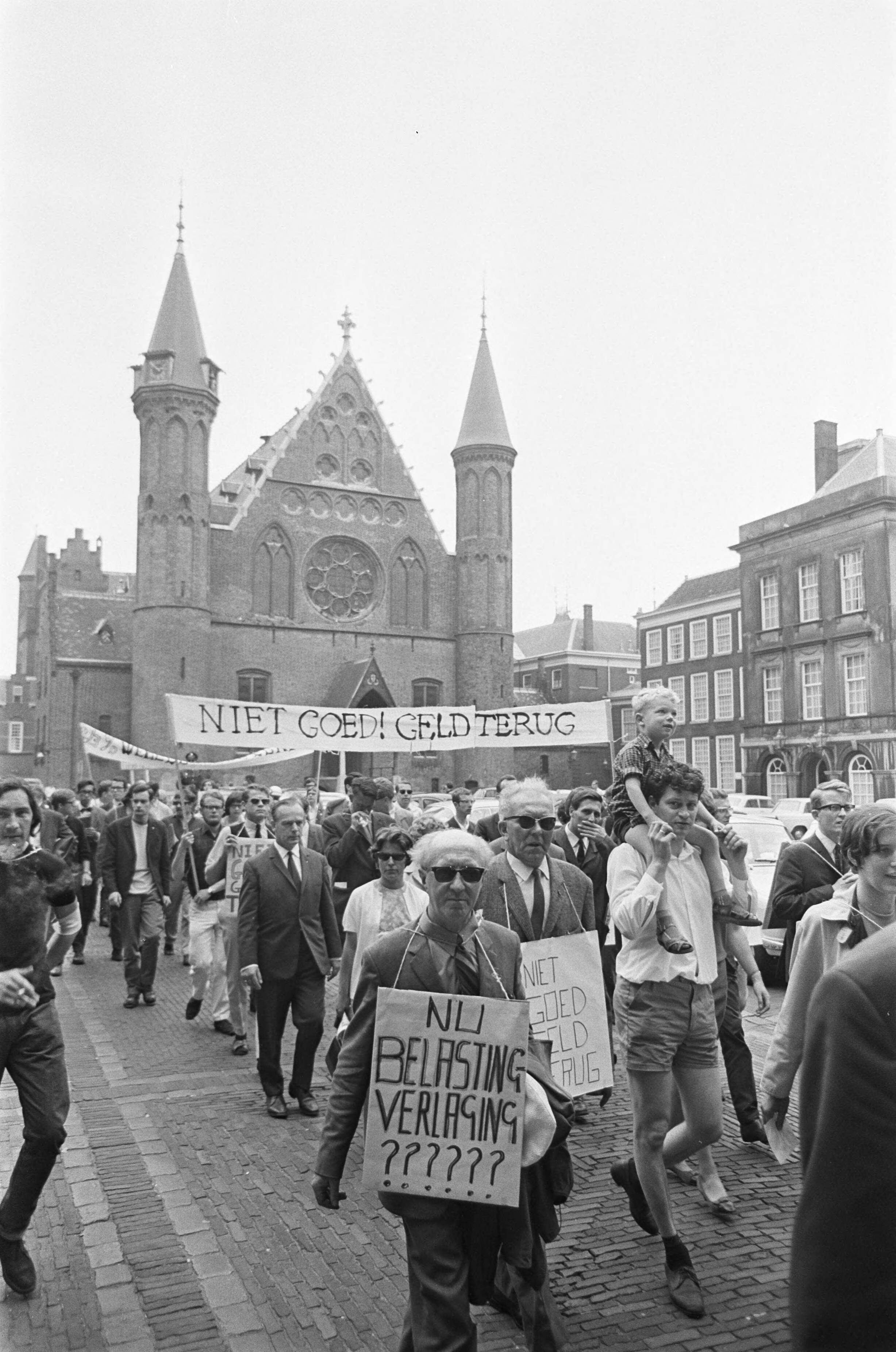 Sjaloomgroep brengt geld terug aan het rijk — Ridderzaal|Den Haag|Zuid-Holland|oecumene |acties |betogingen|Sjaloomgroep — Foto: Fotograaf Onbekend / Anefo. Licentie: Set B: Rechtenvrij / Publiek Domein. Bron: Nationaal Archief. http://hdl.handle.net/10648/ab1dc424-d0b4-102d-bcf8-003048976d84