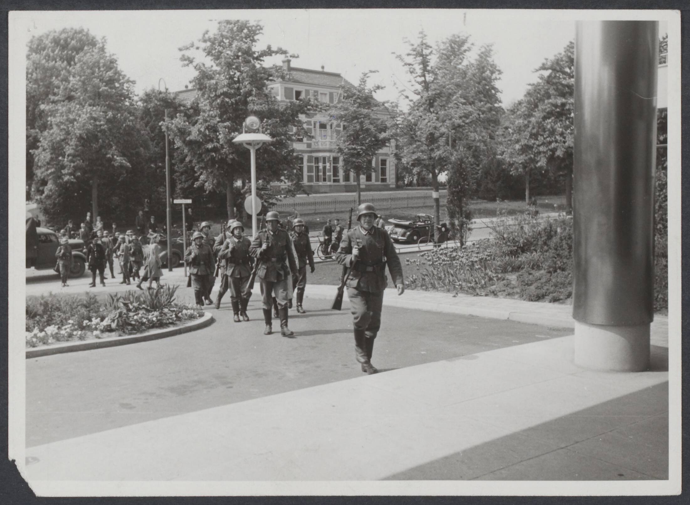B. Nederlands Front - Meidagen '40. — Duitse troepen bezetten de AVRO studio te Hilversum — Foto: Stapf, F.A. / International Press Service. Licentie: Set B: Rechtenvrij / Publiek Domein. Bron: Nationaal Archief. http://hdl.handle.net/10648/bfc5bcad-3511-f1ea-2398-b676c8bf4ffe