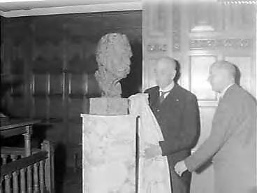 Fotocollectie Anefo — Aanbieden van borstbeeld van Albert Schweitzer op het Vredespaleis te Den Haag. Het beeld wordt onthuld door prof. mr. W.J. M. van Eysinga — Foto: Rossem, Wim van / Anefo. Licentie: Set B: Rechtenvrij / Publiek Domein. Bron: Nationaal Archief. http://hdl.handle.net/10648/a988aef8-d0b4-102d-bcf8-003048976d84