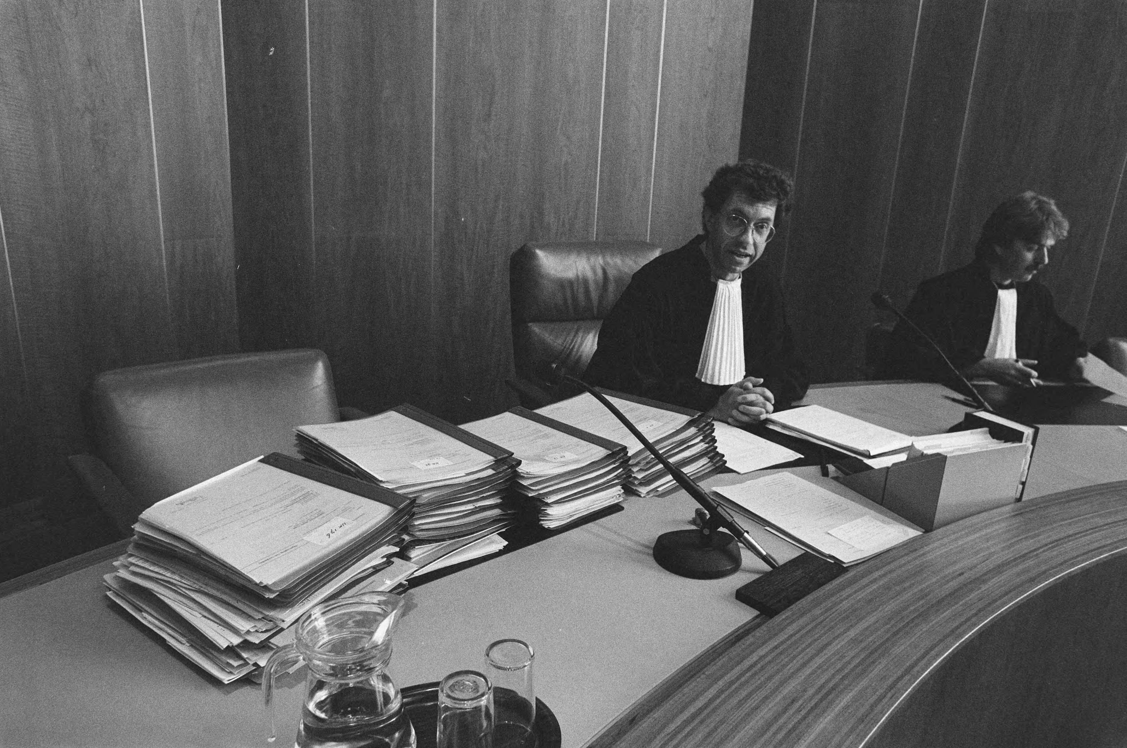 Fotocollectie Anefo — Urker vissers voor de rechter in Zwolle i.v.m. overschrijding vangstquota; president mr. Van Aerle met vele dossiers — Foto: Bogaerts, Rob / Anefo. Licentie: Set B: Rechtenvrij / Publiek Domein. Bron: Nationaal Archief. http://hdl.handle.net/10648/ad625628-d0b4-102d-bcf8-003048976d84