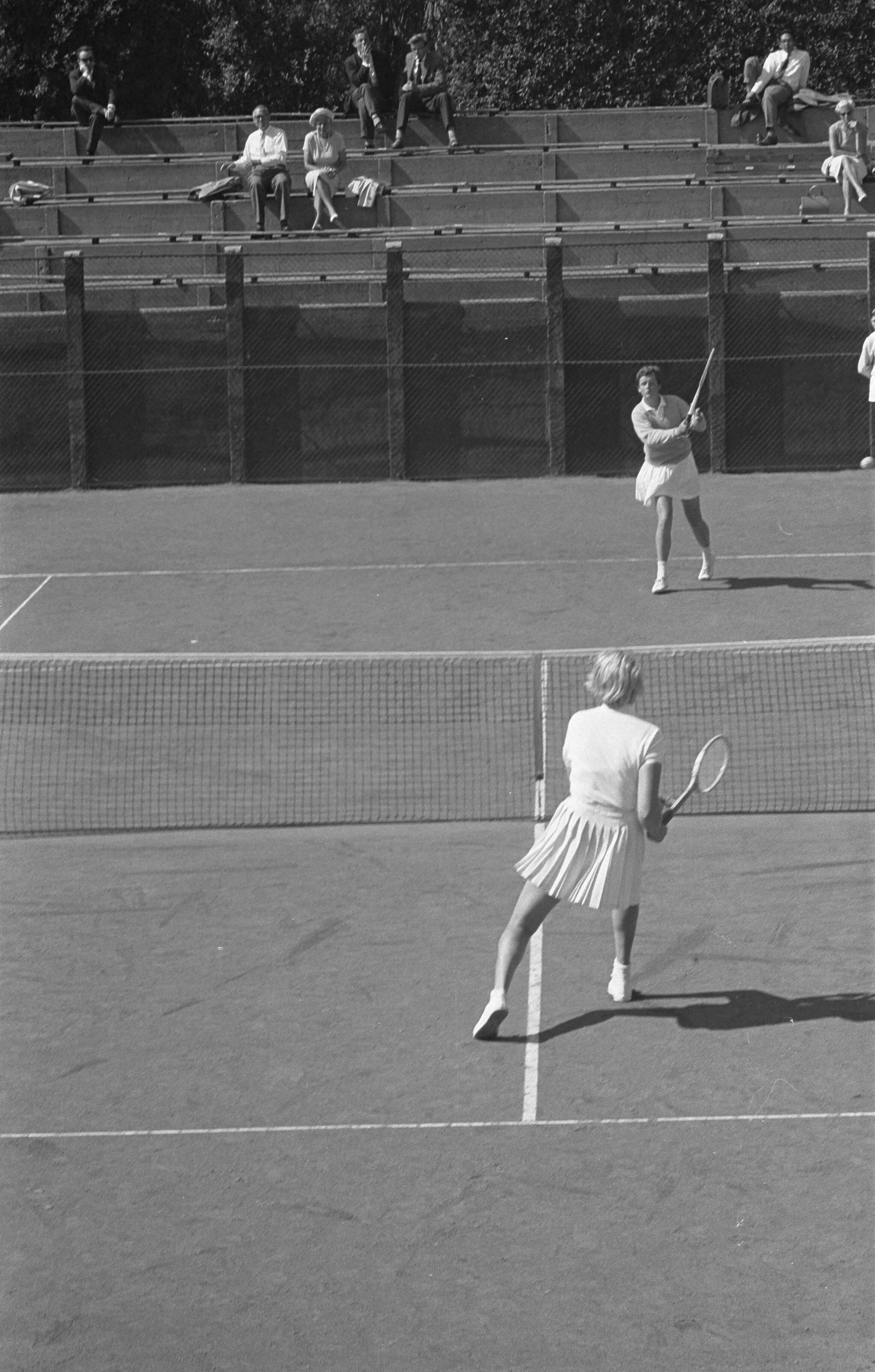 Fotocollectie Anefo — Nederlandse tenniskampioenschappen op de METS-banen te Scheveningen. Fredy Marinkelle (voor het net) werd in de 2e ronde in drie sets uitgeschakeld door de 17-jarige Betty Stöve uit Rotterdam — Foto: Bilsen, Joop van / Anefo. Licentie: Set B: Rechtenvrij / Publiek Domein. Bron: Nationaal Archief. http://hdl.handle.net/10648/aa13973e-d0b4-102d-bcf8-003048976d84