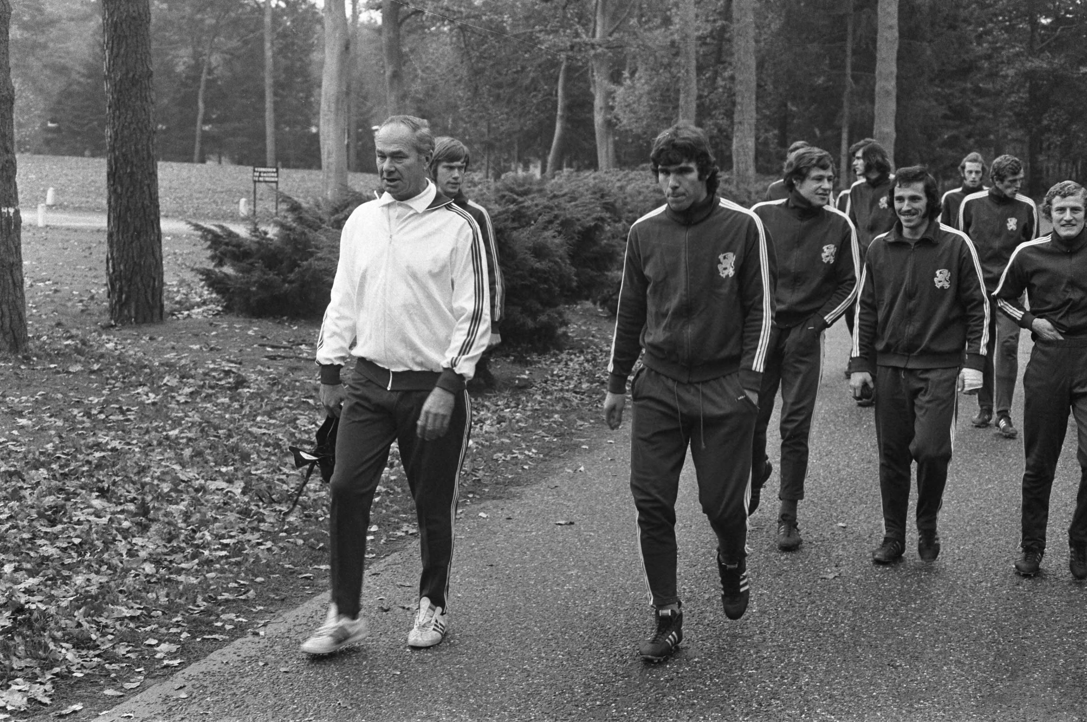 Fotocollectie Anefo — Nederlands elftal traint in Zeist, Fadrhonc en spelers wandelen — Foto: Verhoeff, Bert / Anefo. Licentie: Set B: Rechtenvrij / Publiek Domein. Bron: Nationaal Archief. http://hdl.handle.net/10648/abd77090-d0b4-102d-bcf8-003048976d84