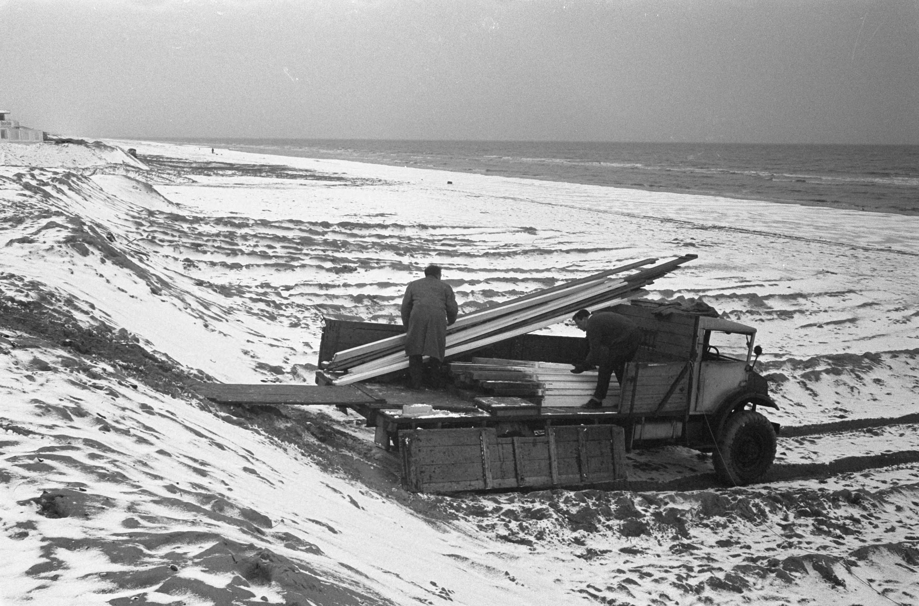 Fotocollectie Anefo — Sneeuw in Zandvoort — Foto: Pot, Harry / Anefo. Licentie: Set B: Rechtenvrij / Publiek Domein. Bron: Nationaal Archief. http://hdl.handle.net/10648/a9fb5778-d0b4-102d-bcf8-003048976d84