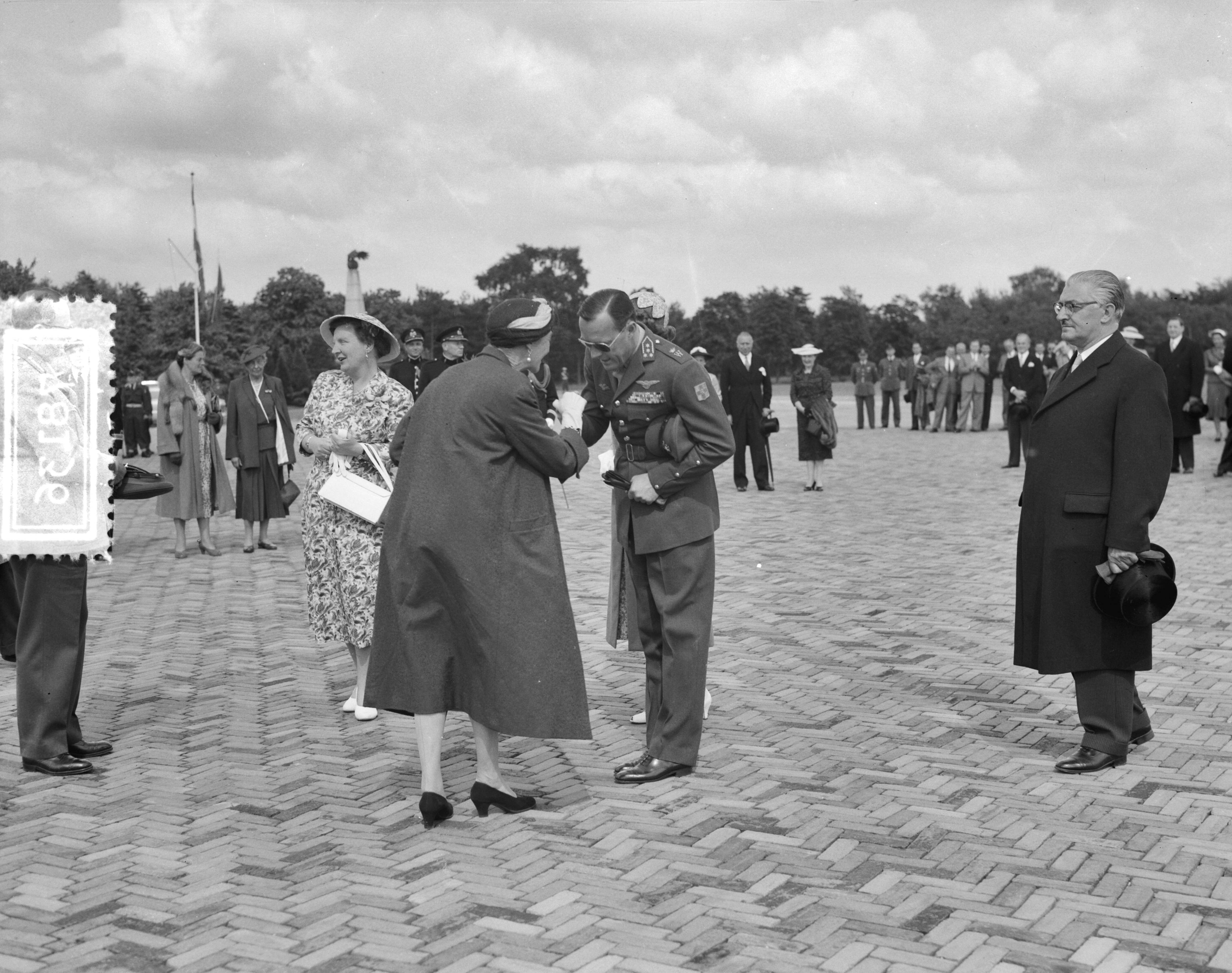 Staatsbezoek groothertogin Charlotte van Luxemburg en haar echtgenoot prins Felix — Laatste dag bezoek Luxemburgs groot-hertogelijk paar. Vertrek Soesterberg — Foto: Bilsen, Joop van / Anefo. Licentie: Set B: Rechtenvrij / Publiek Domein. Bron: Nationaal Archief. http://hdl.handle.net/10648/a9497bde-d0b4-102d-bcf8-003048976d84