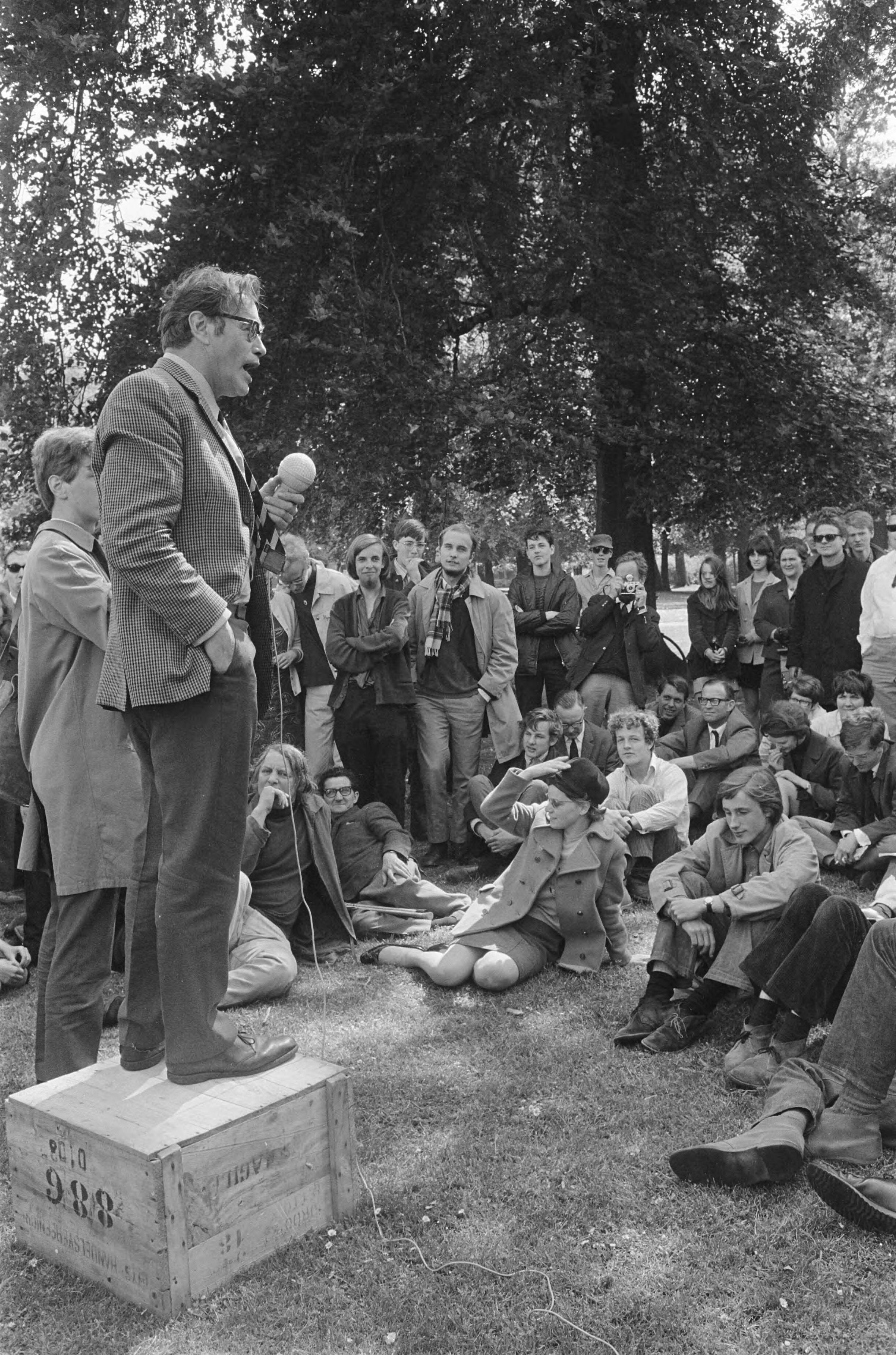 Fotocollectie Anefo — Sprekerscorner in Haarlem op het Vlooienveld, Godfried Bomans als eerste spreker — Foto: Koch, Eric / Anefo. Licentie: Set B: Rechtenvrij / Publiek Domein. Bron: Nationaal Archief. http://hdl.handle.net/10648/ab19f81c-d0b4-102d-bcf8-003048976d84