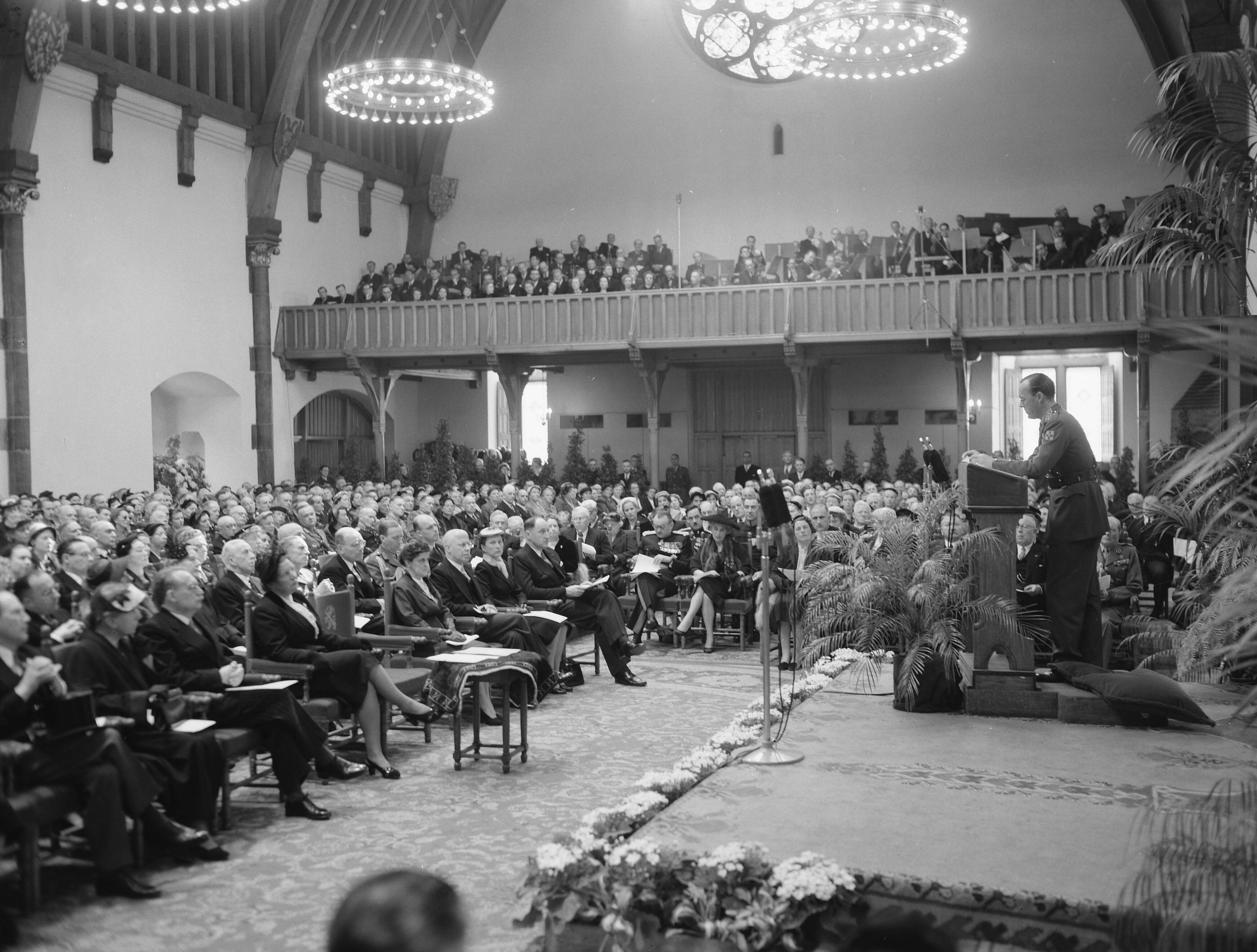 Fotocollectie Anefo — Herdenking Den Haag , de Prins spreekt in de Ridderzaal — Foto: Noske, J.D. / Anefo. Licentie: Set B: Rechtenvrij / Publiek Domein. Bron: Nationaal Archief. http://hdl.handle.net/10648/a934a574-d0b4-102d-bcf8-003048976d84