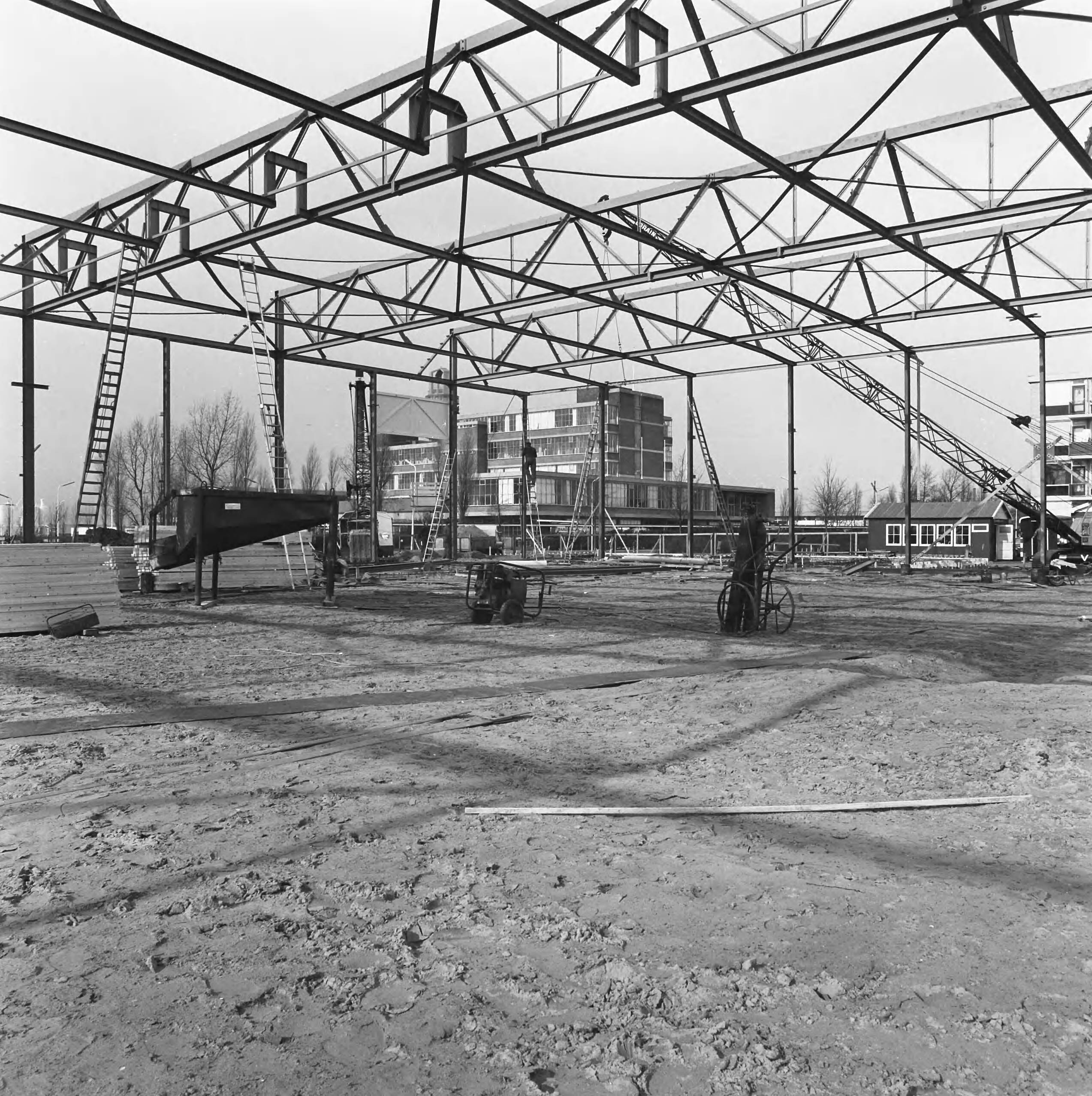Fotocollectie Nederlandse Heidemaatschappij — Alphen a/d Rijn. Sporthal in aanbouw. Staalconstructie — Foto: Fotograaf Onbekend / Heidemij. Licentie: Set B: Rechtenvrij / Publiek Domein. Bron: Nationaal Archief. http://hdl.handle.net/10648/ae82e8b0-d0b4-102d-bcf8-003048976d84