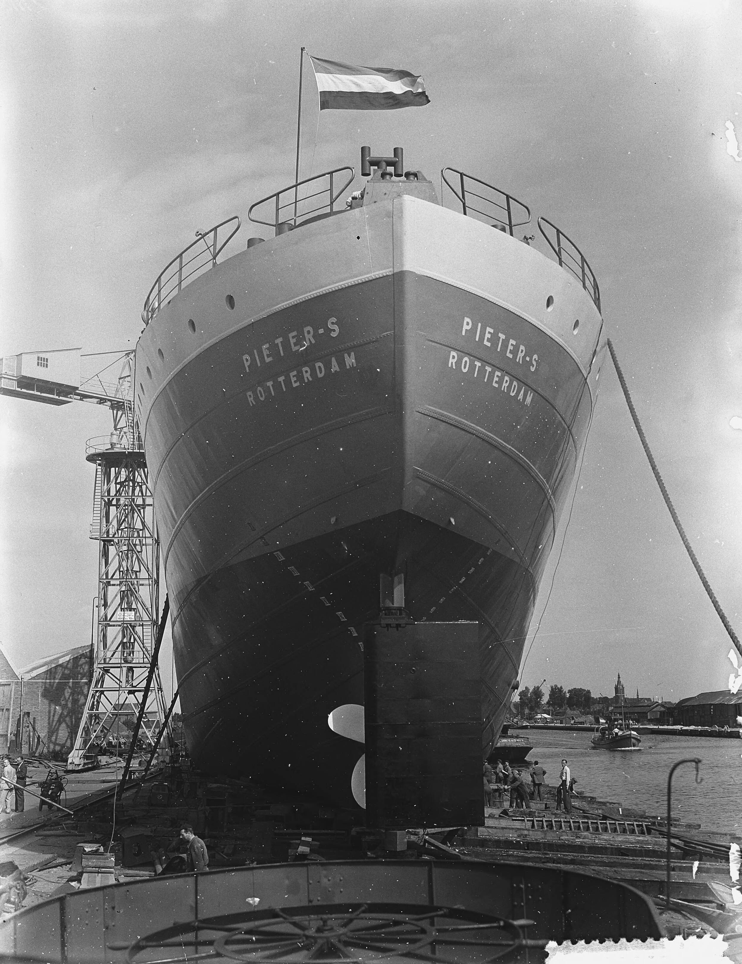 Fotocollectie Anefo — Tewaterlating van motorschip "Pieter S.", gebouw voor de Rotterdamse Kolencentrale bij de N.V. Terneuzense Scheepsbouwmaatschappij — Foto: Duinen, H. van / Anefo. Licentie: Set B: Rechtenvrij / Publiek Domein. Bron: Nationaal Archief. http://hdl.handle.net/10648/a911536c-d0b4-102d-bcf8-003048976d84