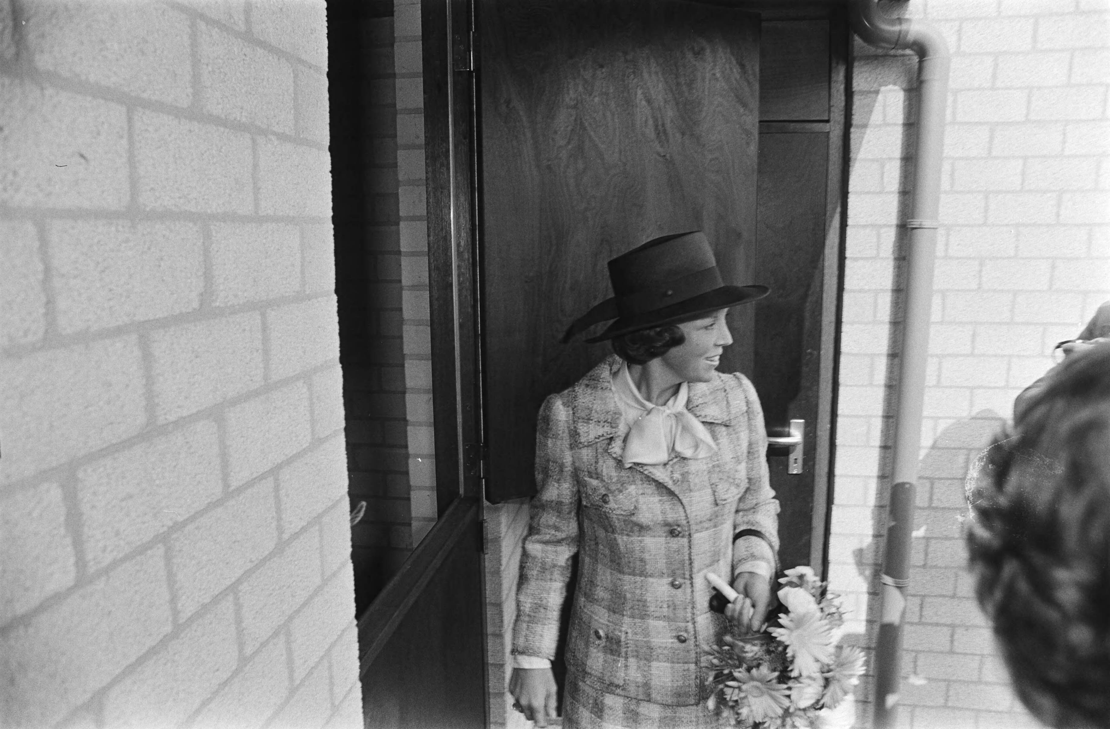 Fotocollectie Anefo — Prinses Beatrix opent streekdierentehuis "t Juliaantje te Rijswijk — Foto: Suyk, Koen / Anefo. Licentie: Set B: Rechtenvrij / Publiek Domein. Bron: Nationaal Archief. http://hdl.handle.net/10648/aca17da4-d0b4-102d-bcf8-003048976d84