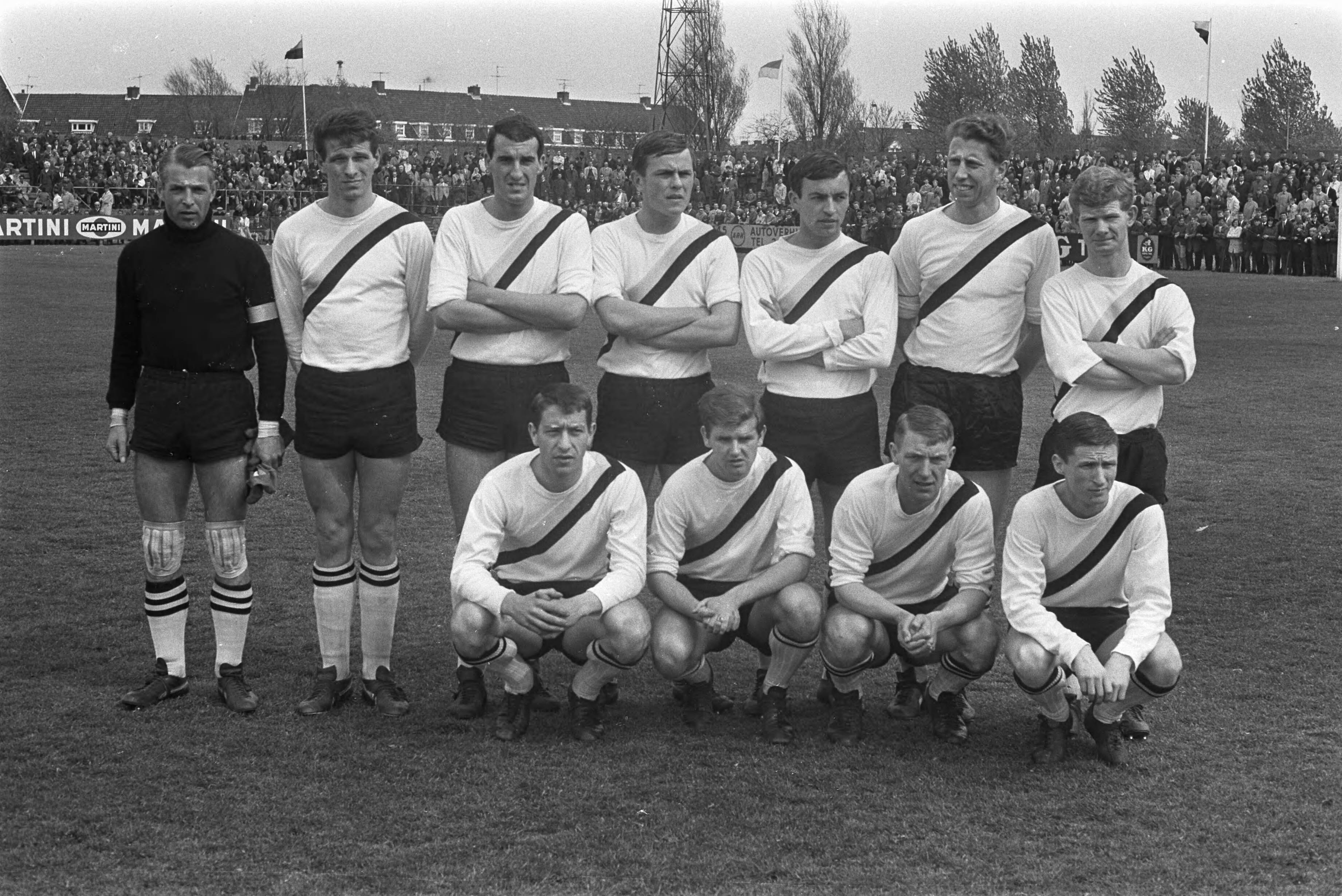 Fotocollectie Anefo — Haarlem tegen VVV 0-0, elftal VVV — Foto: Merk, Ben / Anefo. Licentie: Set B: Rechtenvrij / Publiek Domein. Bron: Nationaal Archief. http://hdl.handle.net/10648/ab182398-d0b4-102d-bcf8-003048976d84