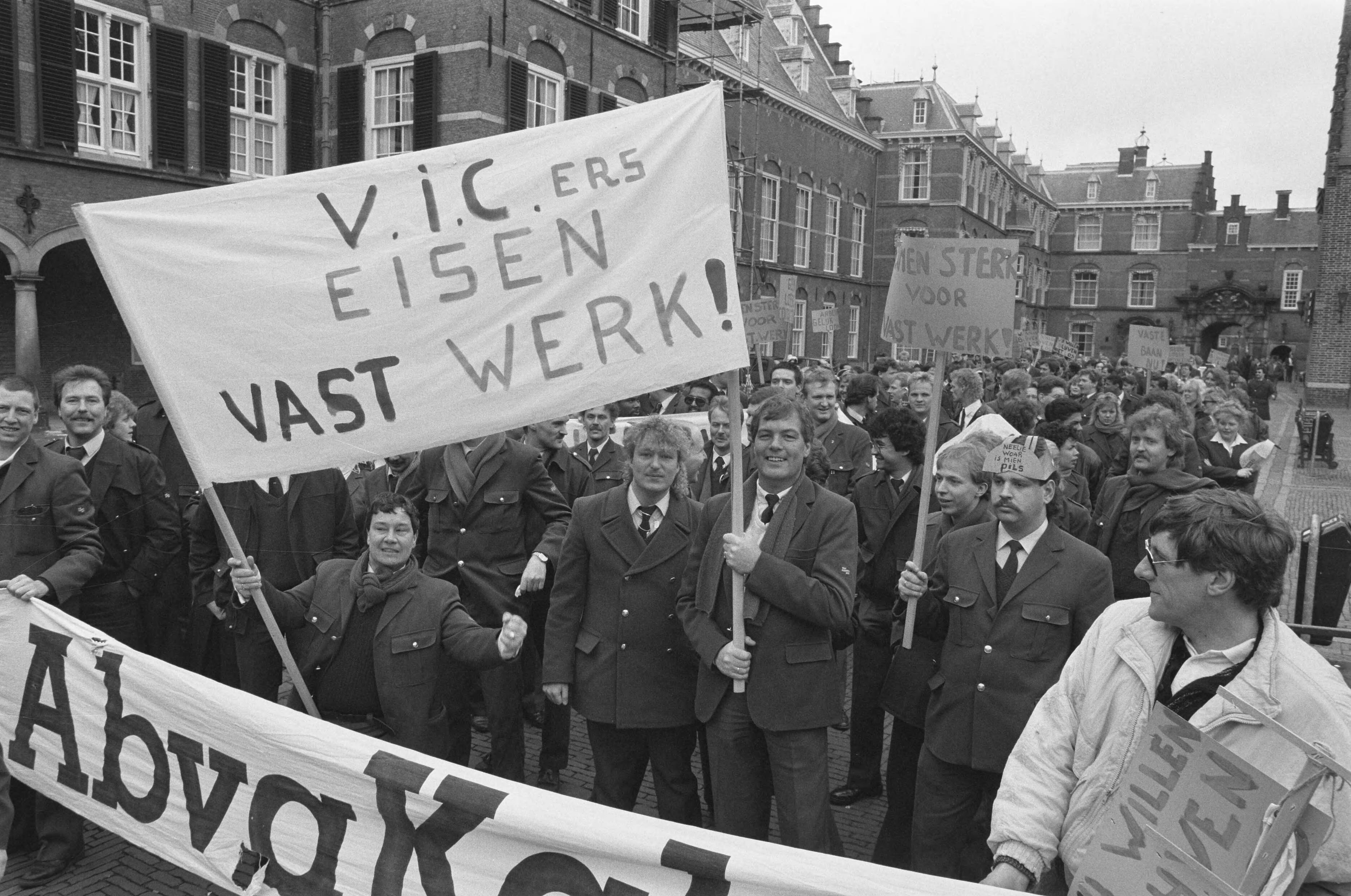 Fotocollectie Anefo — Wagenbegeleiders (z.g. VIC-ers) demonstreren in Den Haag voor vast werk — Foto: Croes, Rob C. / Anefo. Licentie: Set B: Rechtenvrij / Publiek Domein. Bron: Nationaal Archief. http://hdl.handle.net/10648/ad692994-d0b4-102d-bcf8-003048976d84