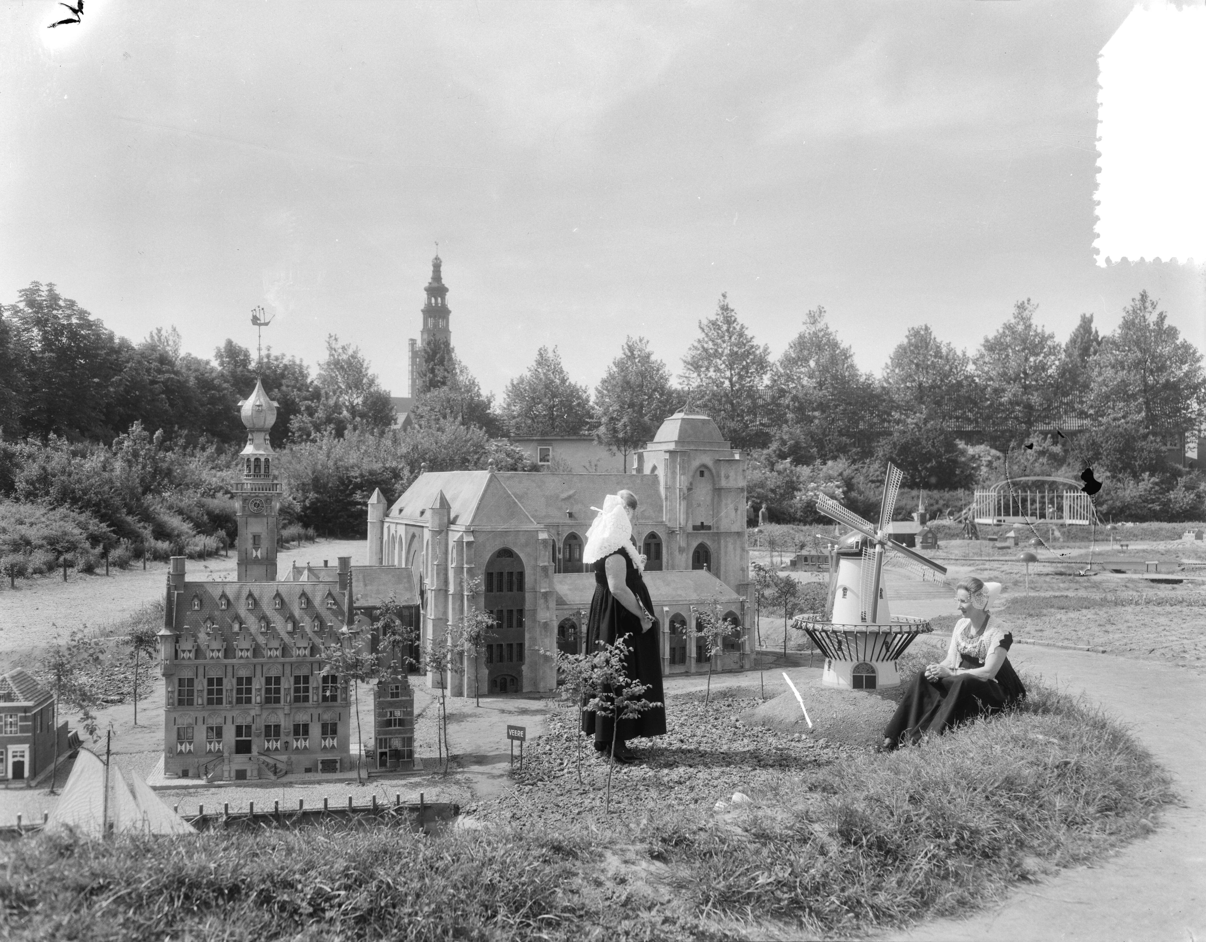 Fotocollectie Anefo — Miniatuurstad in Middelburg met Zeeuwse dracht — Foto: Duinen, G.W. van / Anefo. Licentie: Set B: Rechtenvrij / Publiek Domein. Bron: Nationaal Archief. http://hdl.handle.net/10648/a923d636-d0b4-102d-bcf8-003048976d84