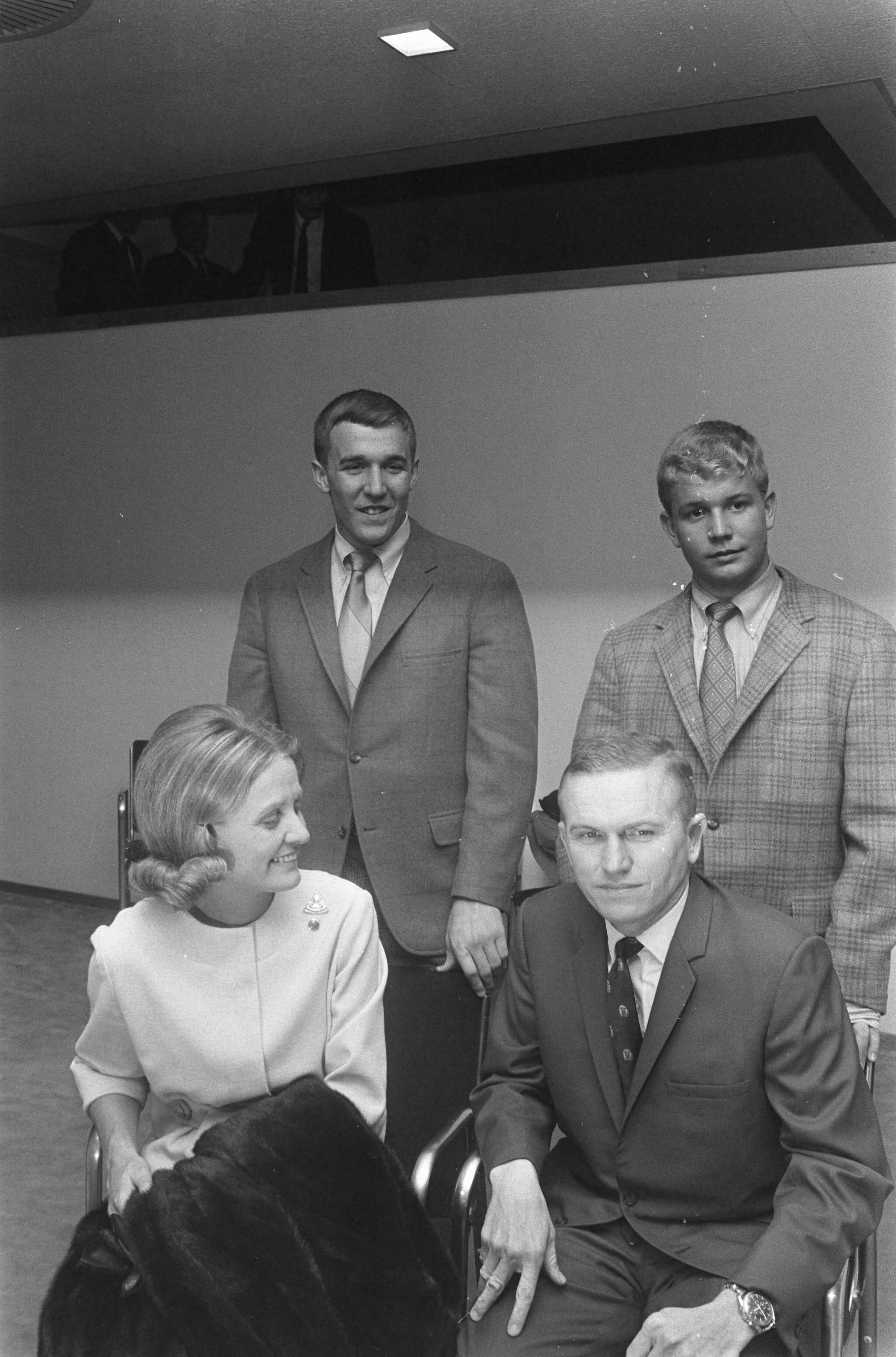 Fotocollectie Anefo — Ruimtevaarder Frank Borman (commandant van Apollo 8 ) in Congrescentrum te Den Haag familie Borman — Foto: Koch, Eric / Anefo. Licentie: Set B: Rechtenvrij / Publiek Domein. Bron: Nationaal Archief. http://hdl.handle.net/10648/ab5dc52e-d0b4-102d-bcf8-003048976d84