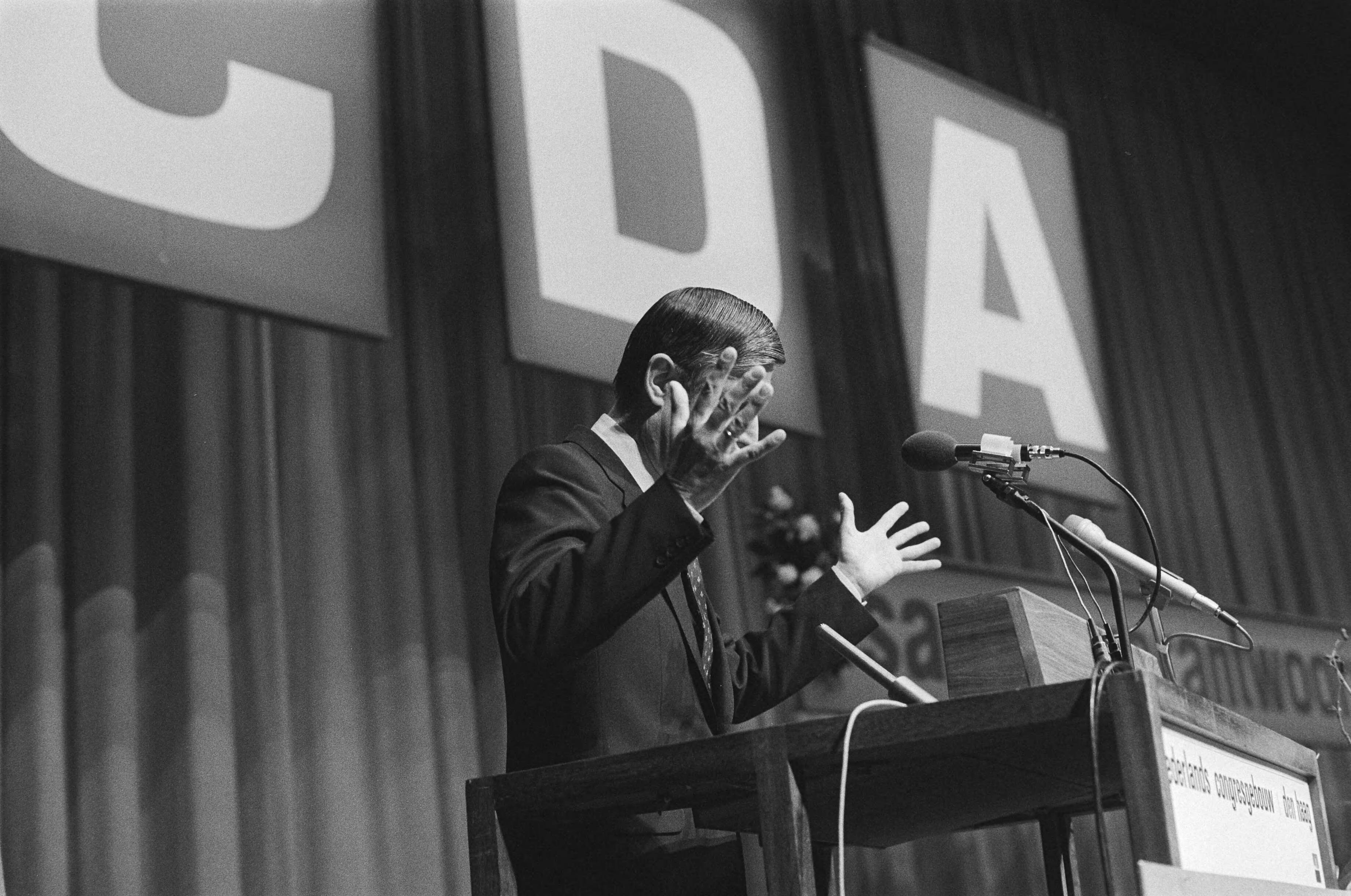 Fotocollectie Anefo — Congres CDA in Den Haag , 19, 20 Premier Van Agt tijdens rede, 21 voorzitter Bukman feliciteerd Van Agt — Foto: Bogaerts, Rob / Anefo. Licentie: Set B: Rechtenvrij / Publiek Domein. Bron: Nationaal Archief. http://hdl.handle.net/10648/acf57882-d0b4-102d-bcf8-003048976d84