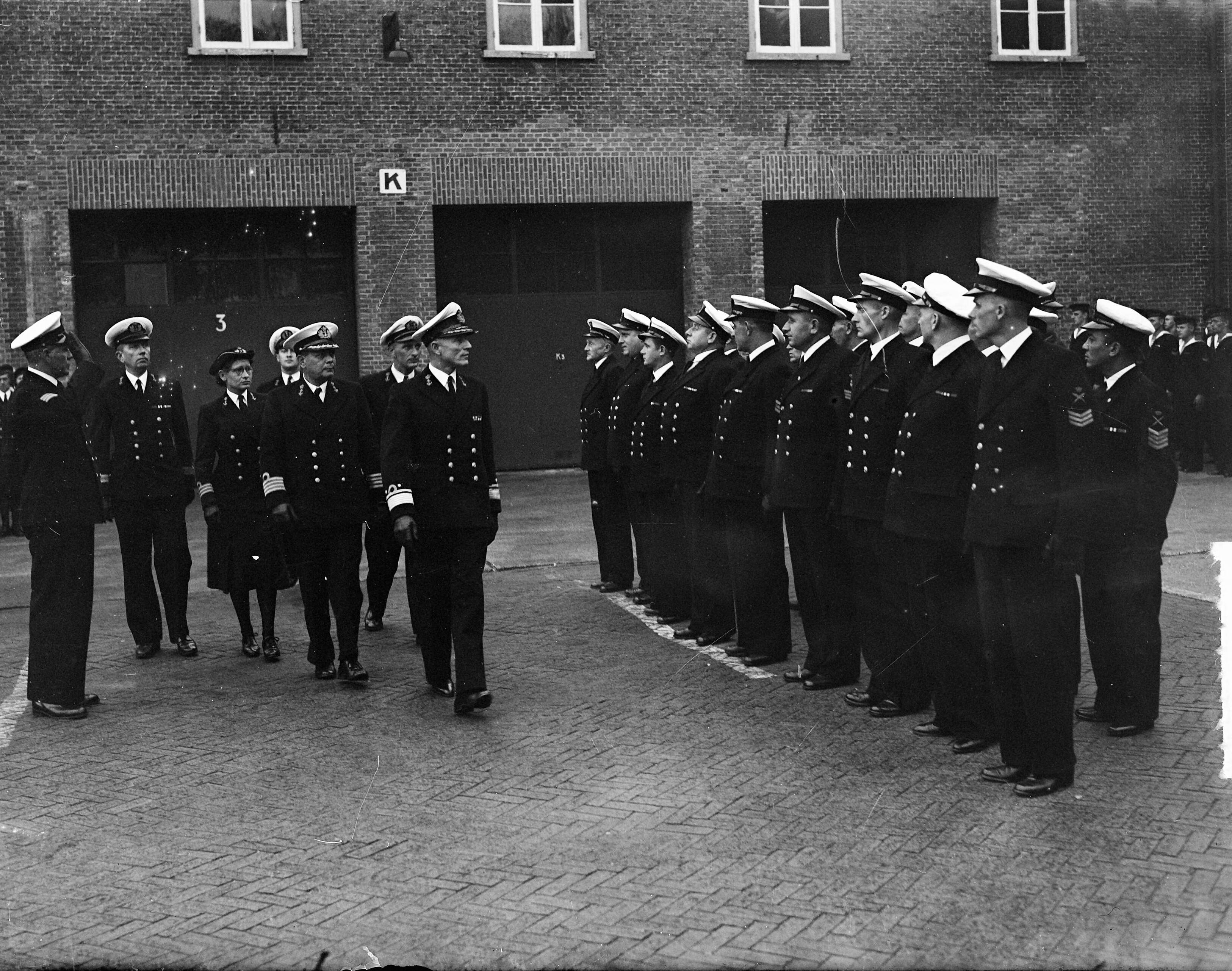 Fotocollectie Anefo — Beëdiging van Marva-officieren in Den Haag — Foto: Merk, Ben / Anefo. Licentie: Set B: Rechtenvrij / Publiek Domein. Bron: Nationaal Archief. http://hdl.handle.net/10648/a8bdd3ea-d0b4-102d-bcf8-003048976d84