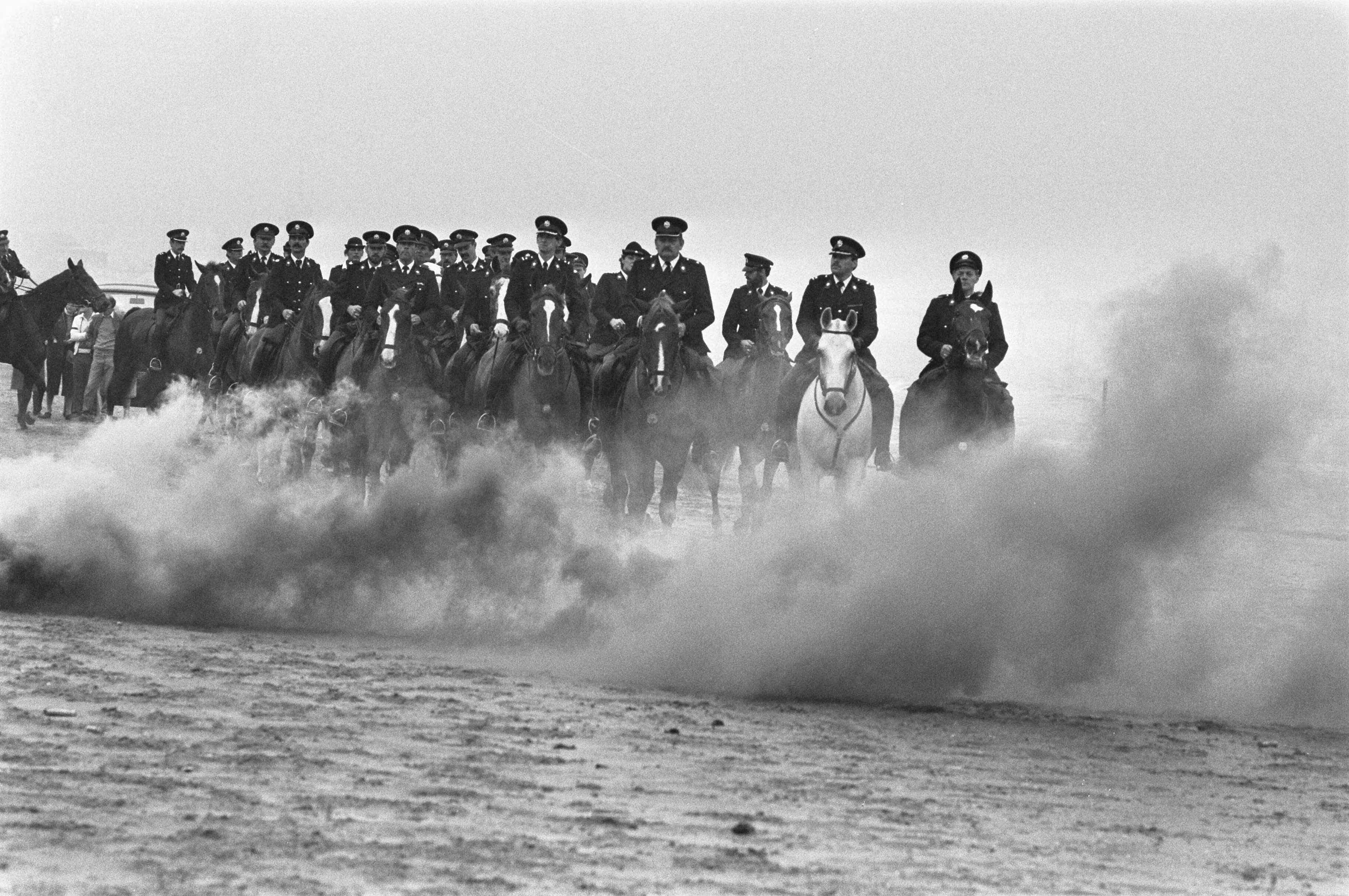 Fotocollectie Anefo — Paarden oefenen op strand Scheveningen voor Prinsjesdag — Foto: Bogaerts, Rob / Anefo. Licentie: Set B: Rechtenvrij / Publiek Domein. Bron: Nationaal Archief. http://hdl.handle.net/10648/ad3d1cb4-d0b4-102d-bcf8-003048976d84