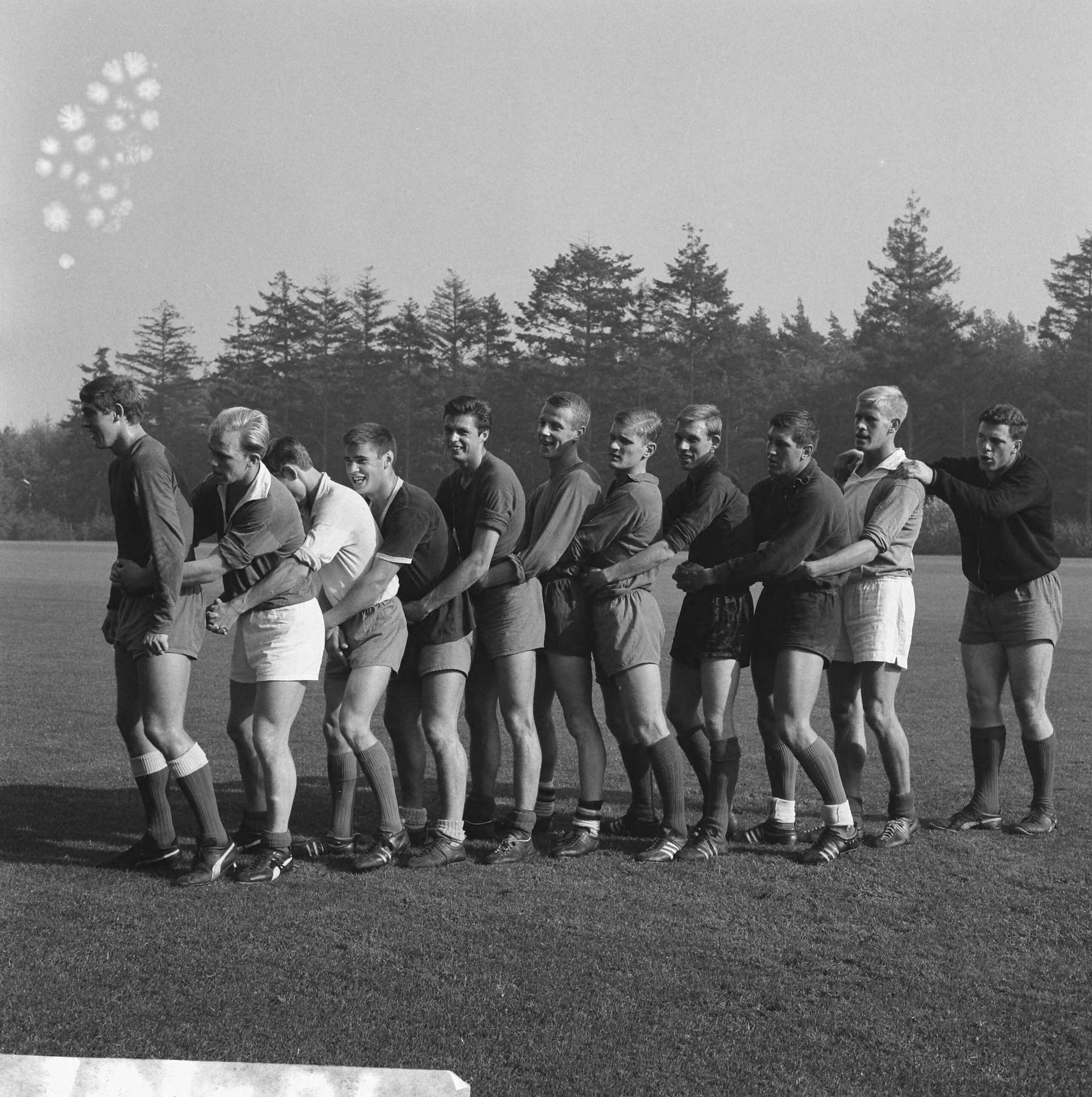 Training van Jong Oranje te Zeist — Training van Jong Oranje te Zeist. Enkele van de spelers tijdens de training — Foto: Kroon, Ron / Anefo. Licentie: Set B: Rechtenvrij / Publiek Domein. Bron: Nationaal Archief. http://hdl.handle.net/10648/aac44f48-d0b4-102d-bcf8-003048976d84