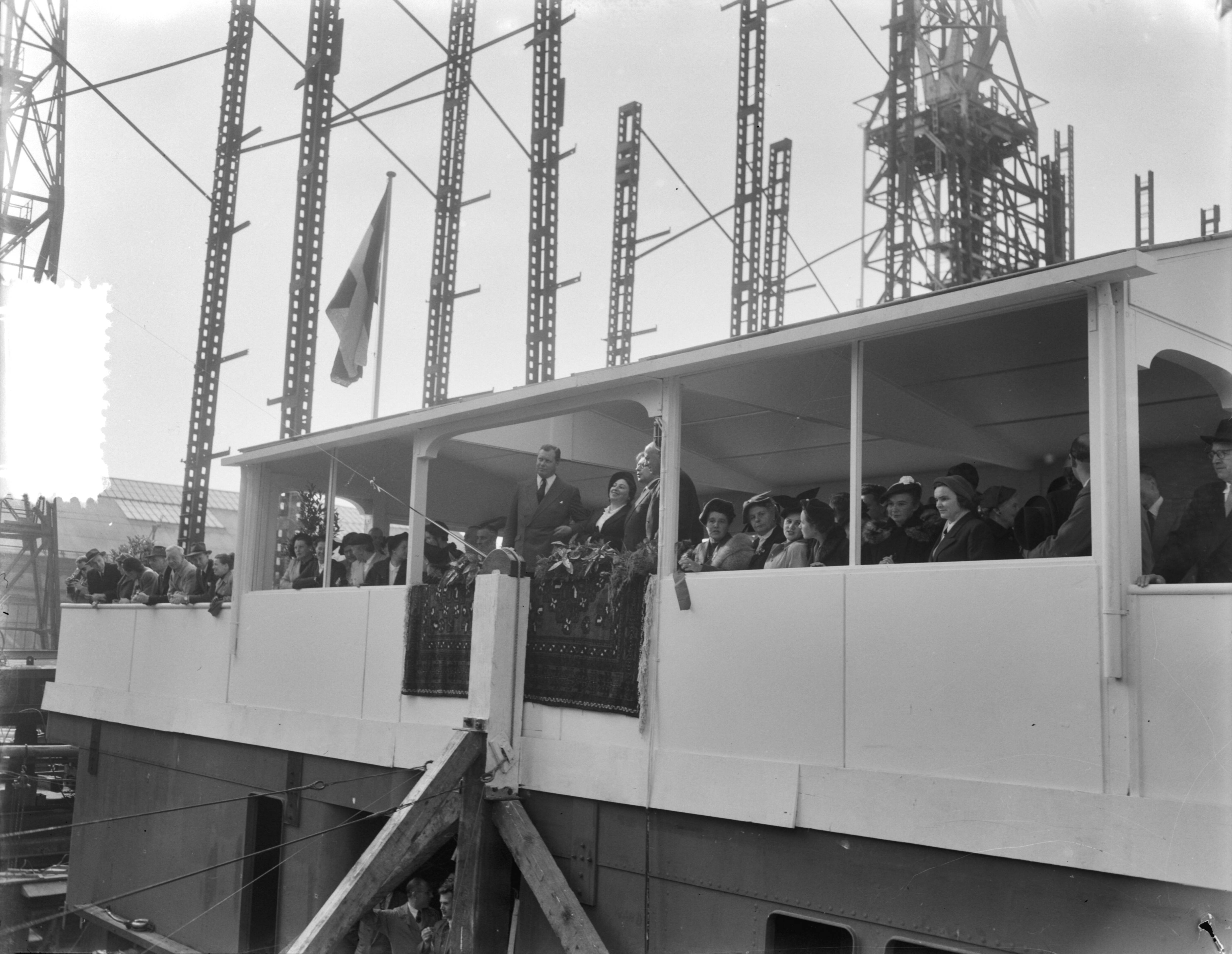 Fotocollectie Anefo — Tewaterlating vrachtschip "OGB" op de werf van N.V. Koninklijke Maatschappij "De Schelde" te Vlissingen — Foto: Duinen, G.W. van / Anefo. Licentie: Set B: Rechtenvrij / Publiek Domein. Bron: Nationaal Archief. http://hdl.handle.net/10648/a9152be0-d0b4-102d-bcf8-003048976d84