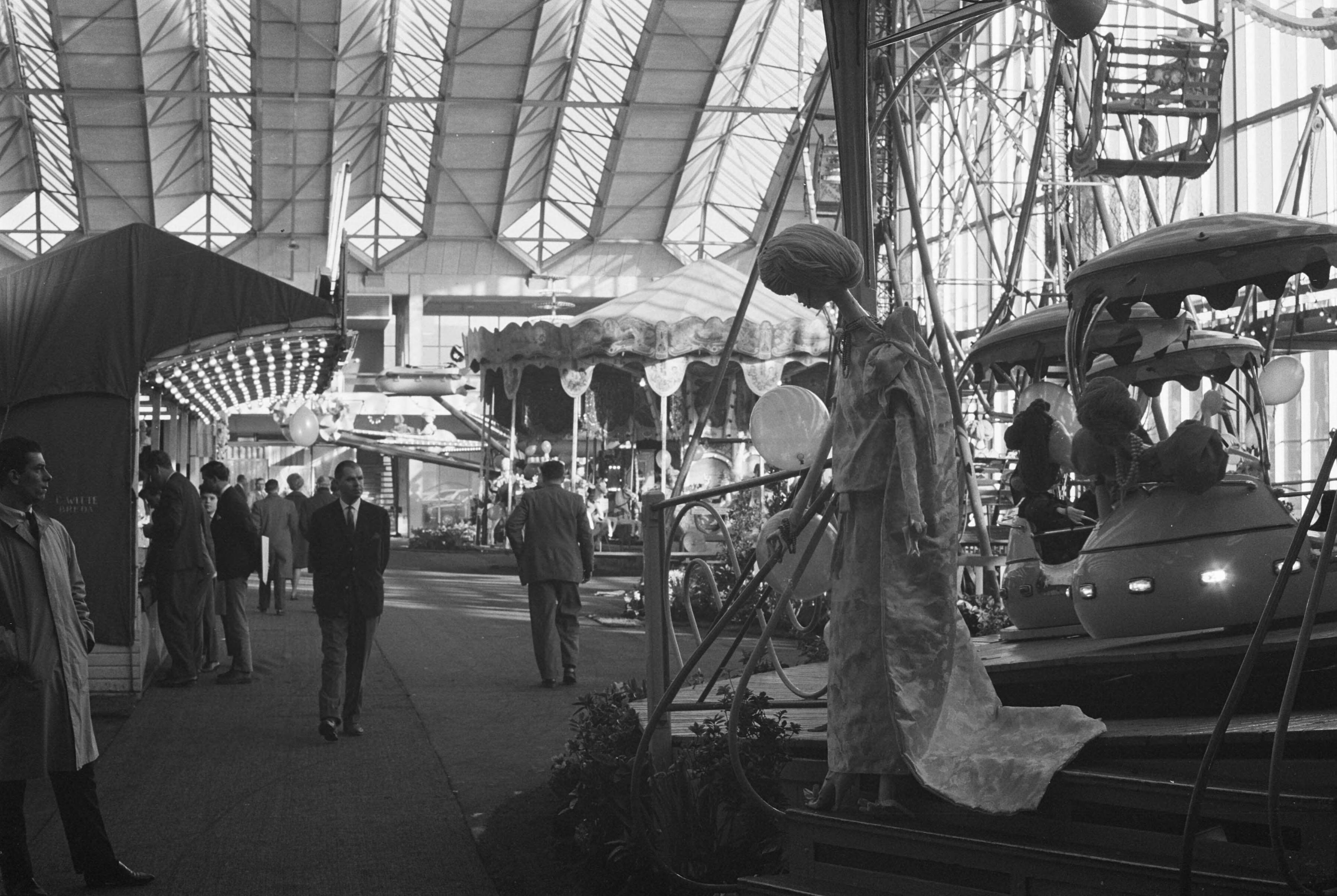 Fotocollectie Anefo — Textielbeurs in RAI te Amsterdam — Foto: Rossem, Wim van / Anefo. Licentie: Set B: Rechtenvrij / Publiek Domein. Bron: Nationaal Archief. http://hdl.handle.net/10648/a9f7b442-d0b4-102d-bcf8-003048976d84