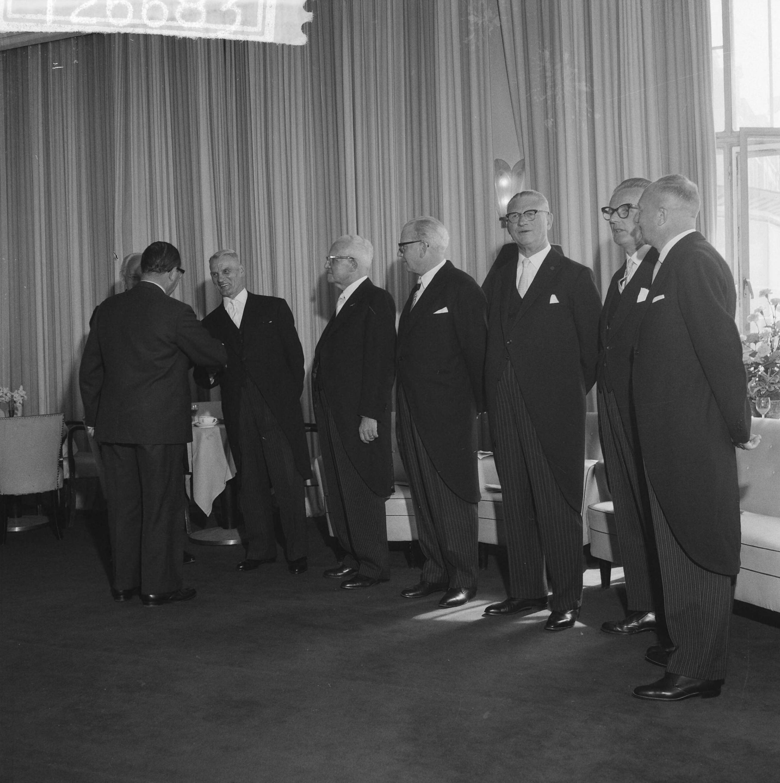 Fotocollectie Anefo — 50-jarig bestaan van de Rotterdamse Korenbeurs. Tijdens de receptie in Scheveningen — Foto: Lindeboom, Henk / Anefo. Licentie: Set B: Rechtenvrij / Publiek Domein. Bron: Nationaal Archief. http://hdl.handle.net/10648/a9daa654-d0b4-102d-bcf8-003048976d84