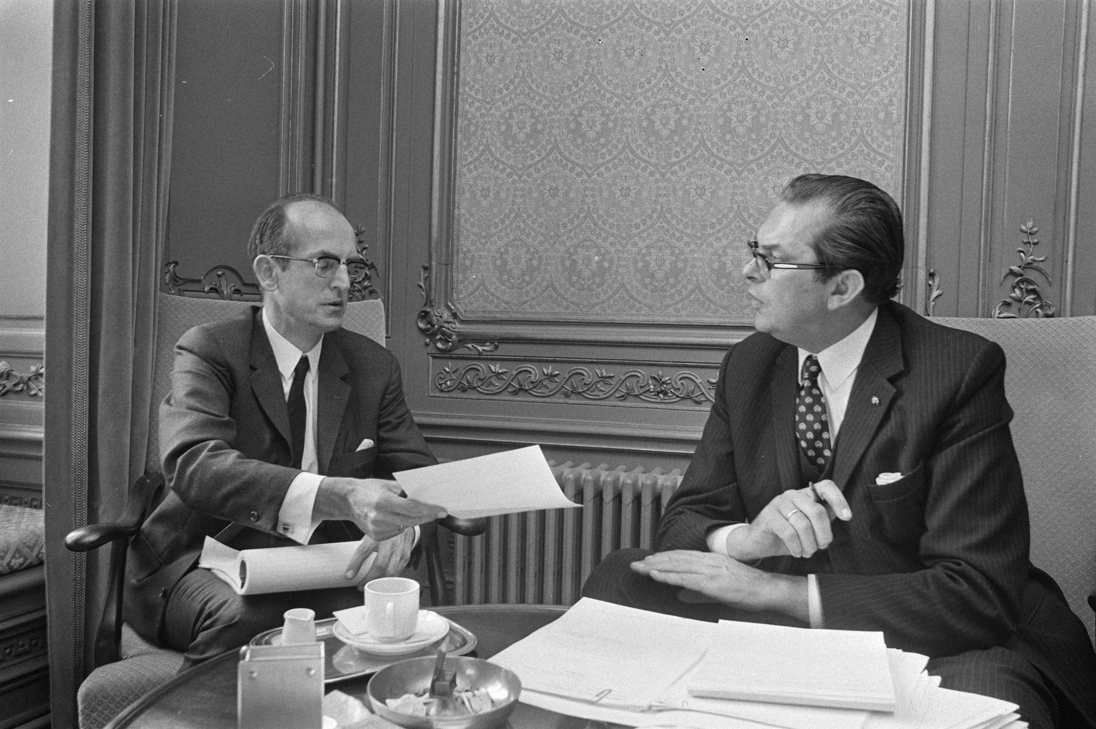 Fotocollectie Anefo — Minister President Biesheuvel ontvangt minister Drees , Den Haag , links Drees, rechts Biesheuvel — Foto: Mieremet, Rob / Anefo. Licentie: Set B: Rechtenvrij / Publiek Domein. Bron: Nationaal Archief. http://hdl.handle.net/10648/abc4ecfe-d0b4-102d-bcf8-003048976d84