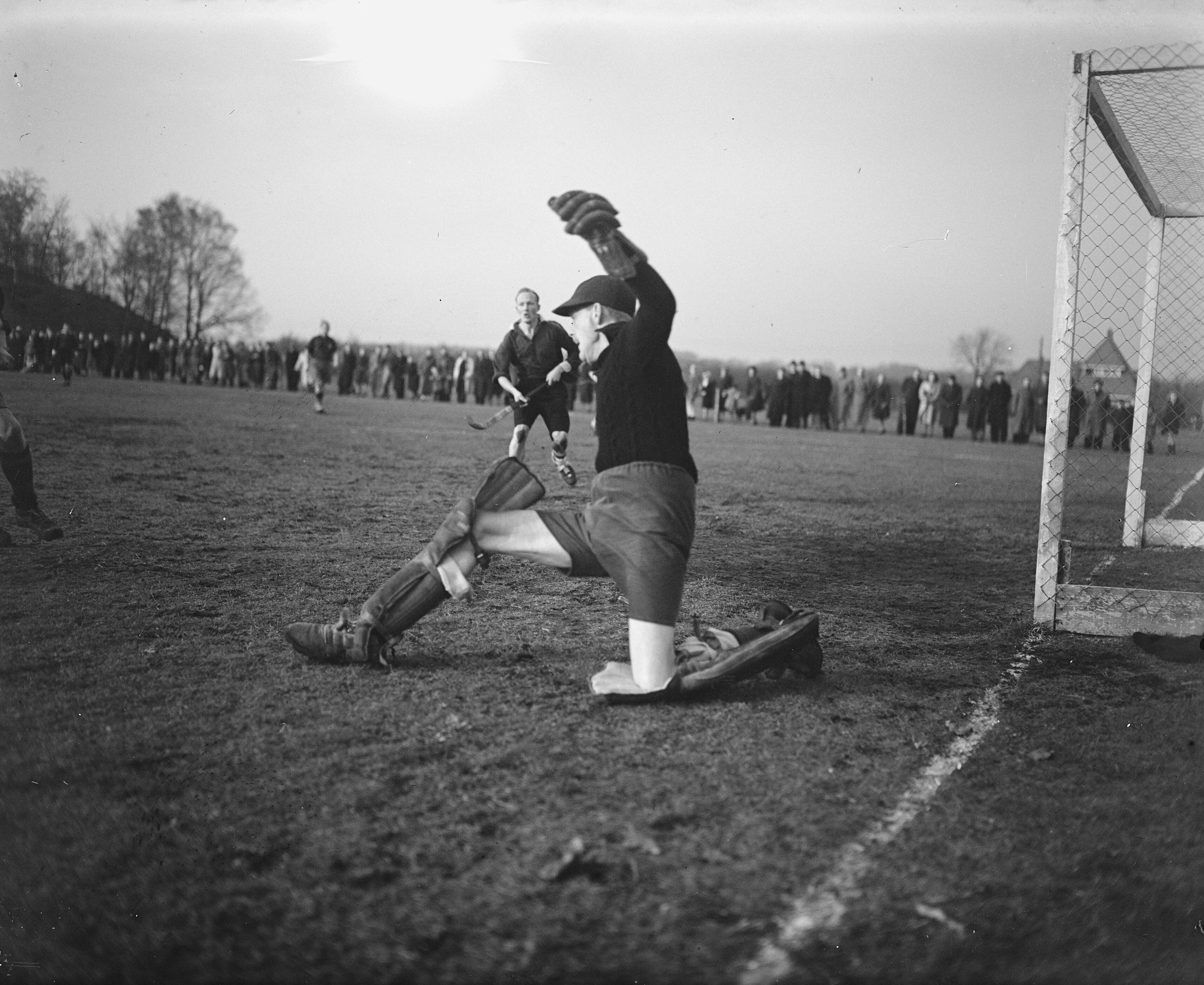 Fotocollectie Anefo — Hockey. Hilversum tegen HHYC 2-5. Moment voor HHYC-doel — Foto: Snikkers, Anton / Anefo. Licentie: Set B: Rechtenvrij / Publiek Domein. Bron: Nationaal Archief. http://hdl.handle.net/10648/a8b1f548-d0b4-102d-bcf8-003048976d84