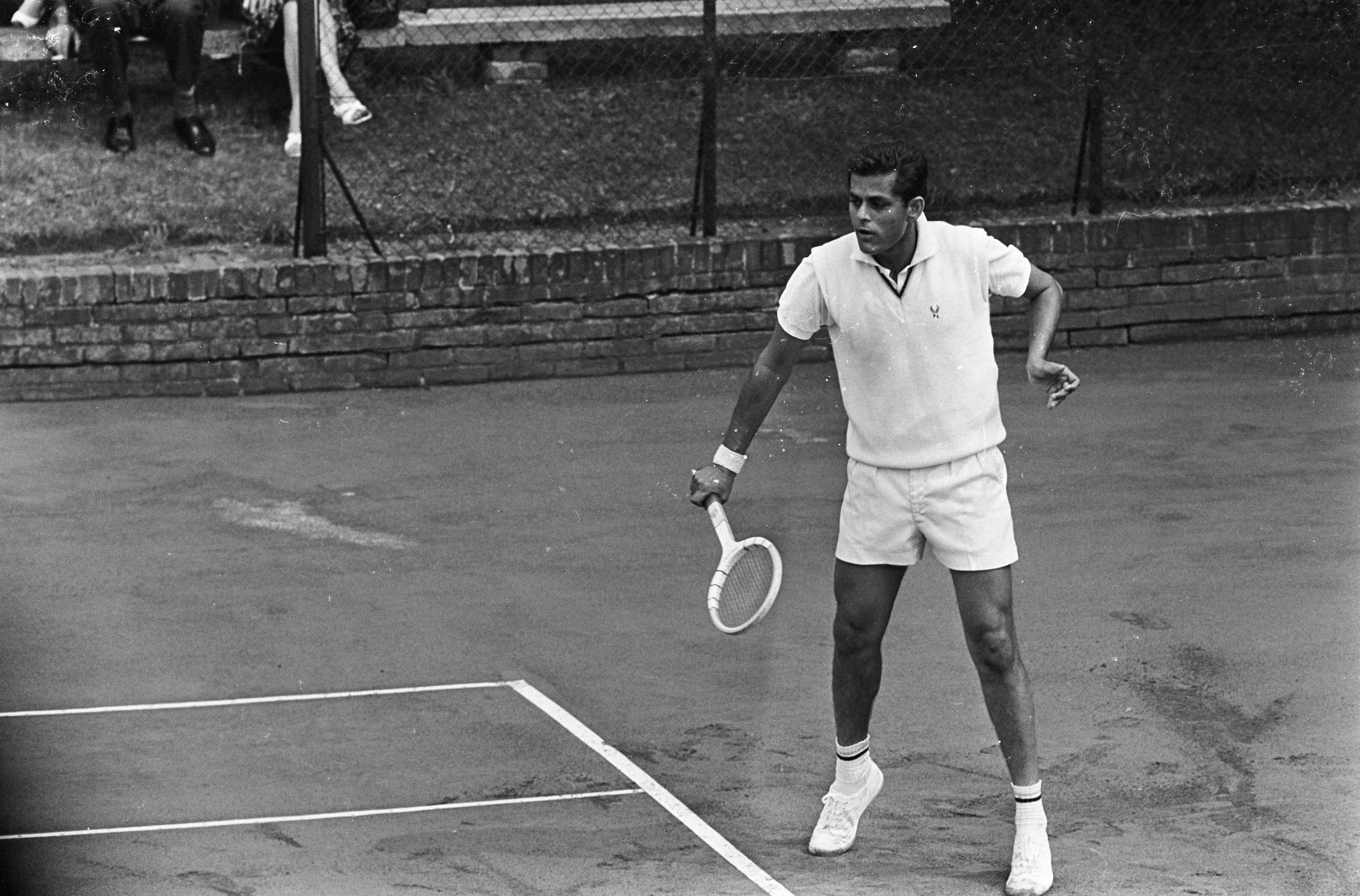 Fotocollectie Anefo — Open Nederlands kampioenschap tennis op 't Melkhuisje te Hilversum, Premjit Lall uit India in actie — Foto: Koch, Eric / Anefo. Licentie: Set B: Rechtenvrij / Publiek Domein. Bron: Nationaal Archief. http://hdl.handle.net/10648/aab4fd04-d0b4-102d-bcf8-003048976d84