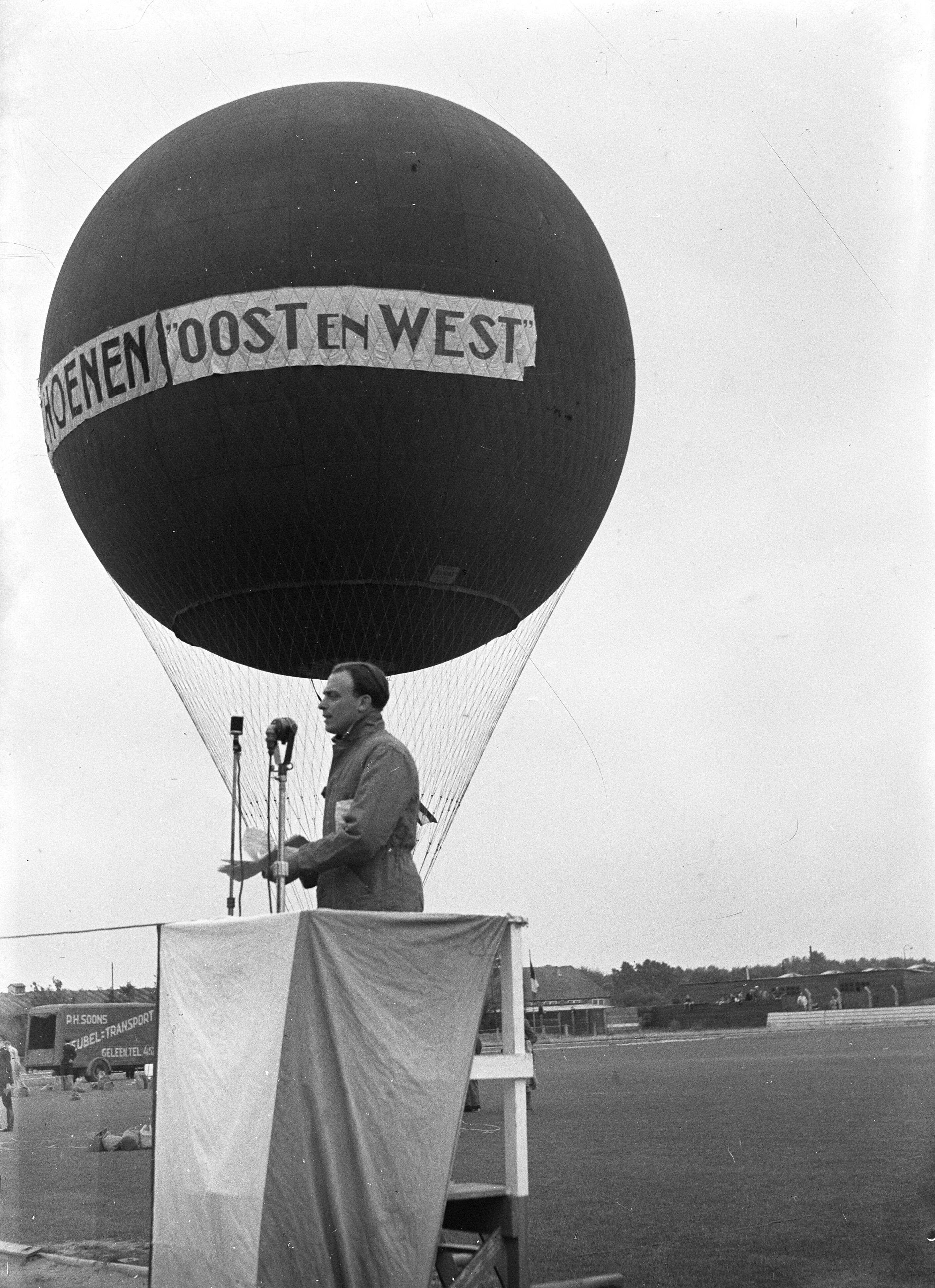 Fotocollectie Anefo — Landdag van de koninklijke vereniging "Oost en West" op het Hilversumse Sportpark — Foto: Sagers, Harry / Anefo. Licentie: Set B: Rechtenvrij / Publiek Domein. Bron: Nationaal Archief. http://hdl.handle.net/10648/a8adc4b4-d0b4-102d-bcf8-003048976d84