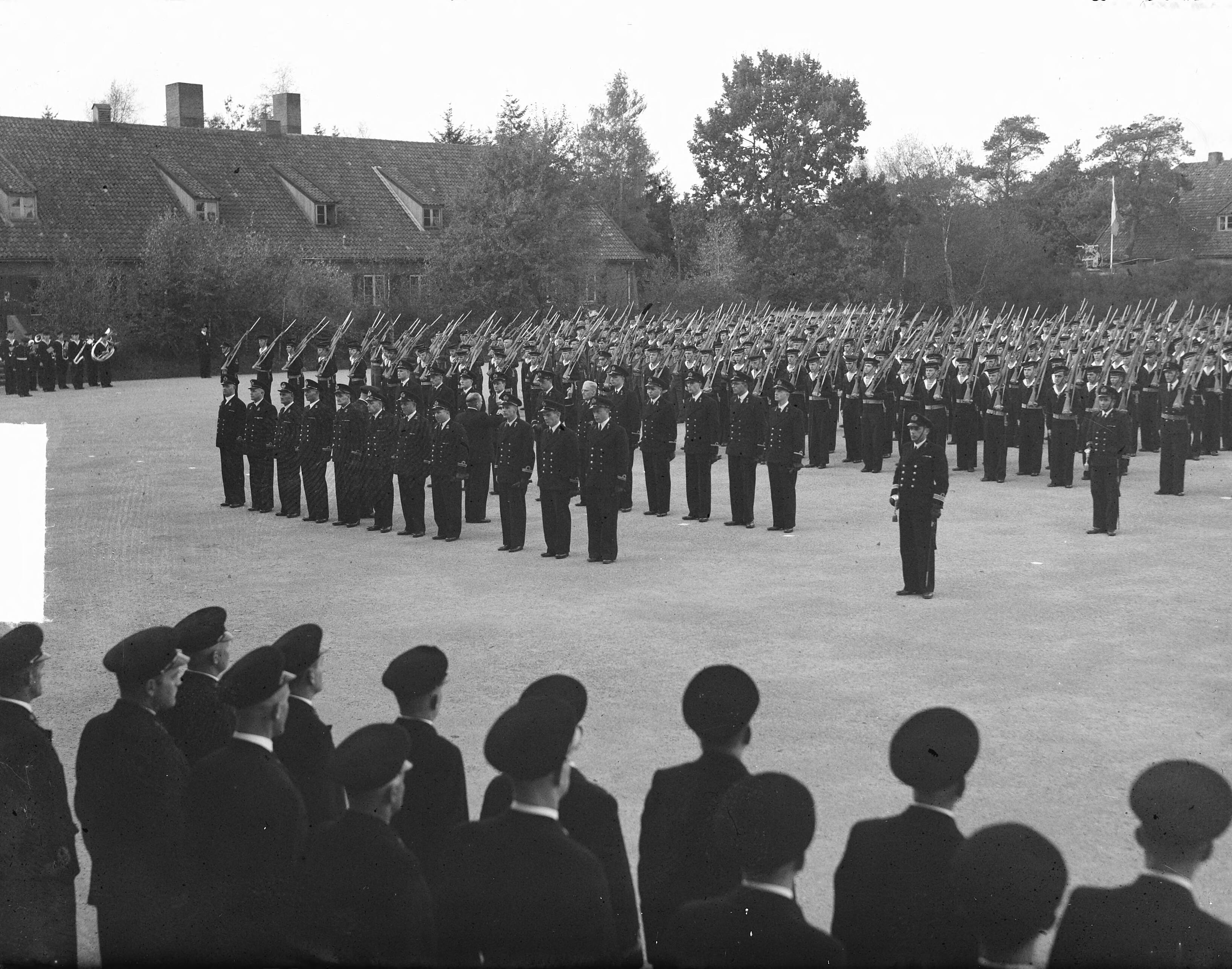 Fotocollectie Anefo — Beëdiging MOK Hilversum — Foto: Nijs, Jac. de / Anefo. Licentie: Set B: Rechtenvrij / Publiek Domein. Bron: Nationaal Archief. http://hdl.handle.net/10648/a8e14dc0-d0b4-102d-bcf8-003048976d84