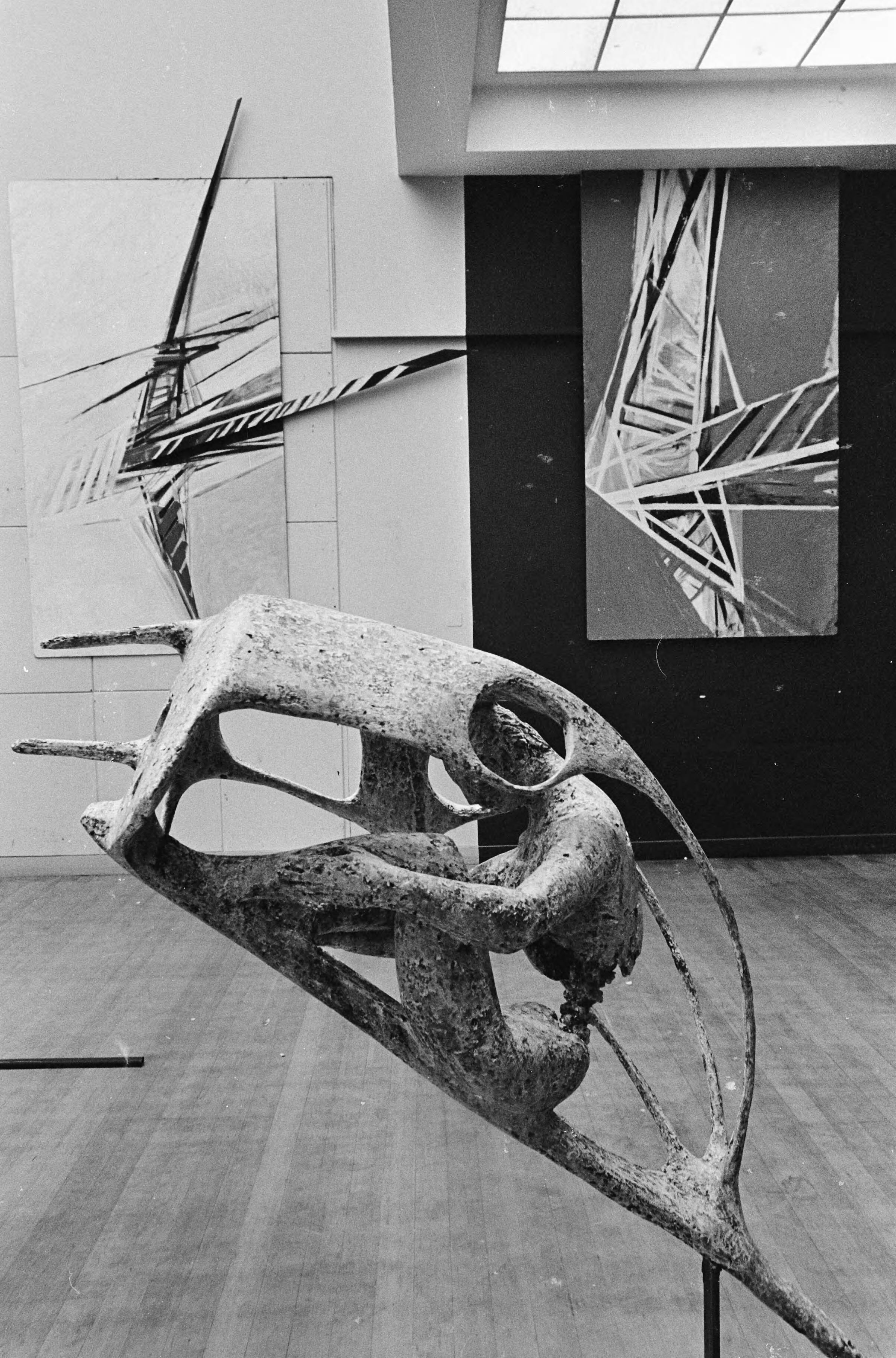 Fotocollectie Anefo — Tentoonstelling Zwevende kunst in academie voor beelden kunst in Den Haag — Foto: Kroon, Ron / Anefo. Licentie: Set B: Rechtenvrij / Publiek Domein. Bron: Nationaal Archief. http://hdl.handle.net/10648/ab11fdba-d0b4-102d-bcf8-003048976d84