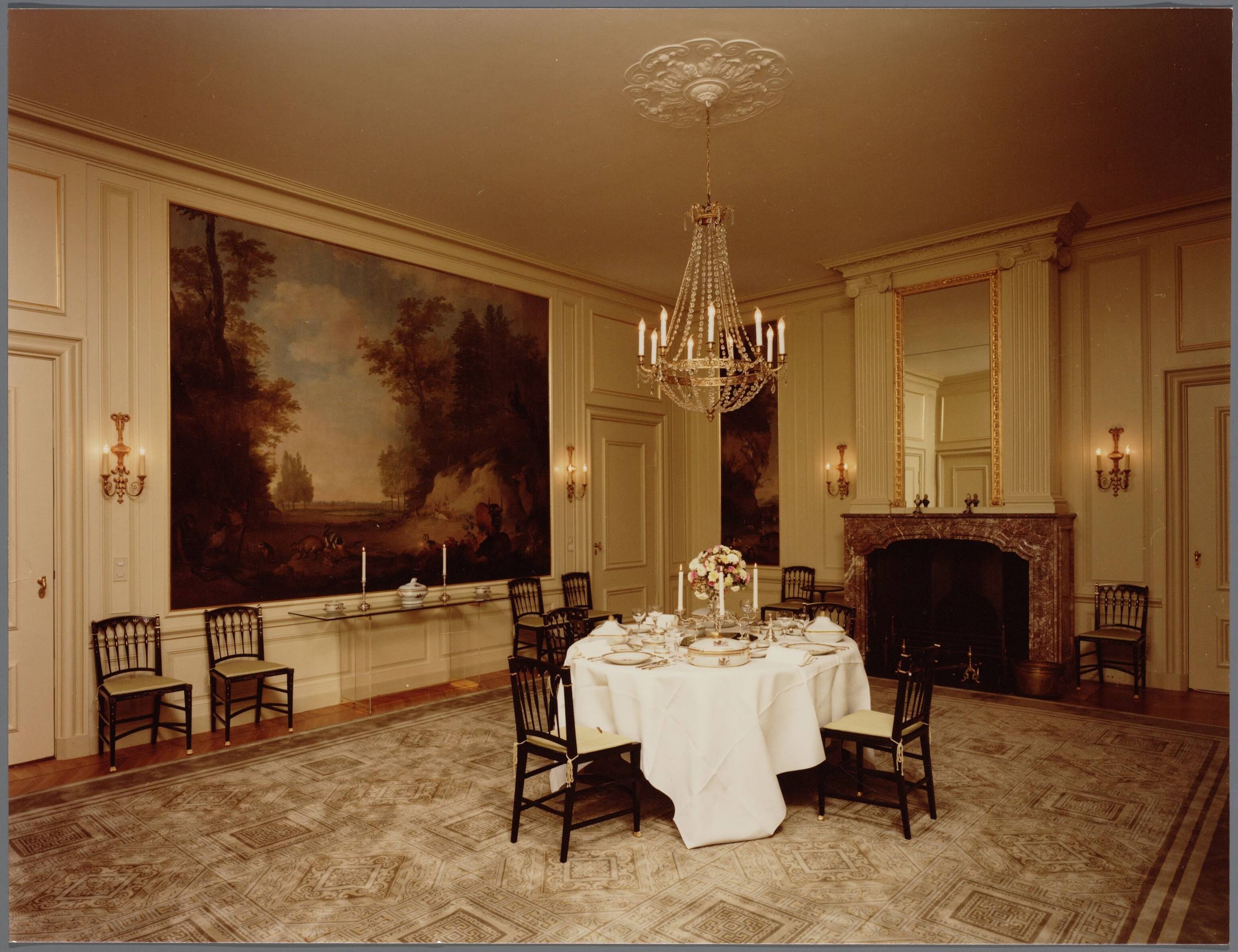 Paleis Huis ten Bosch te Den Haag — Eetkamer van het koninklijk gezin, het meubilair werd rond 1800 besteld bij de Haagse meubelmaker A. Eeltjes — Foto: Hofmeester, Bart / RVD. Licentie: Set B: Rechtenvrij / Publiek Domein. Bron: Nationaal Archief. http://hdl.handle.net/10648/afa8b24c-d0b4-102d-bcf8-003048976d84