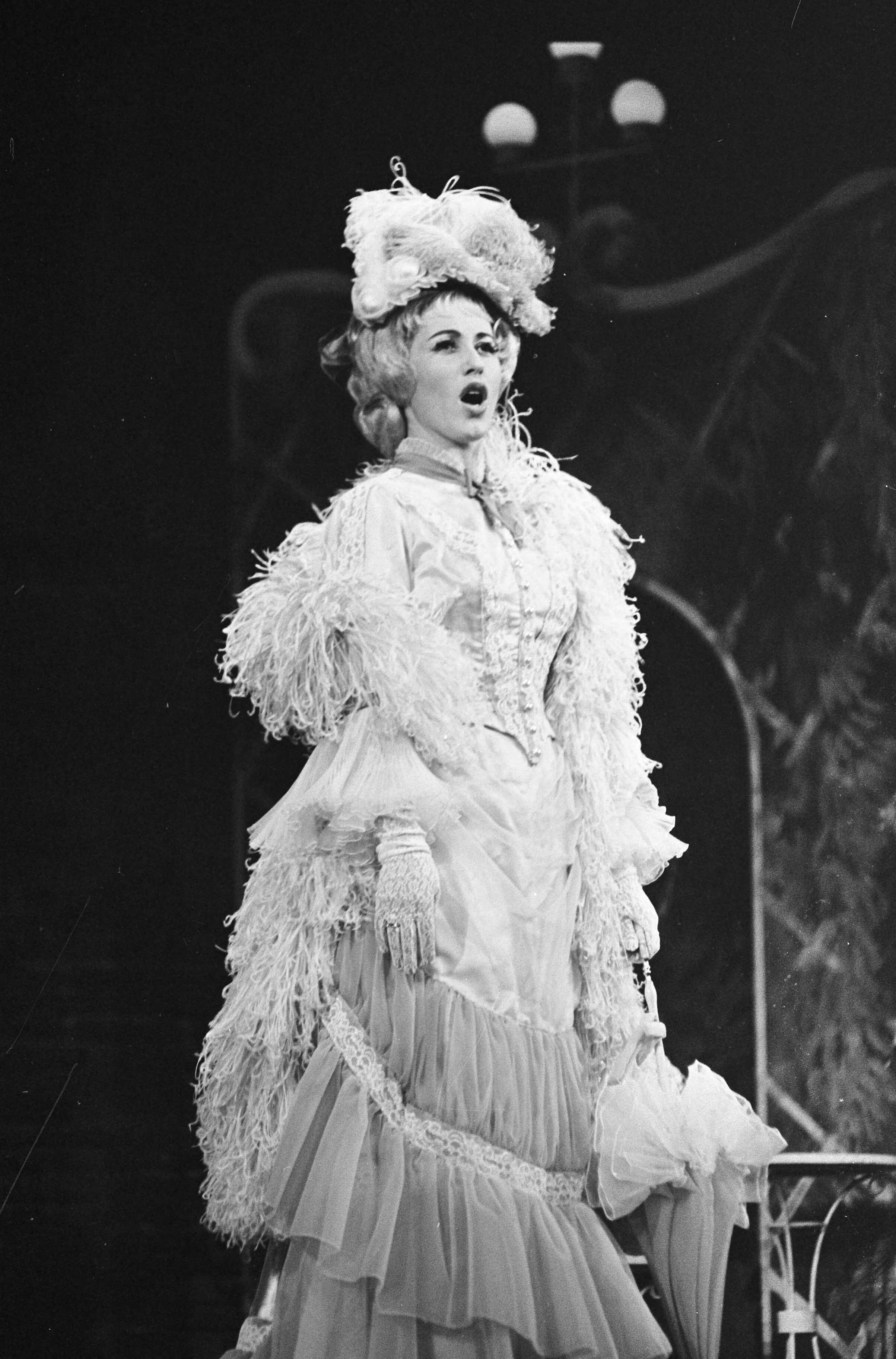 Fotocollectie Anefo — Repetitie van de operette "Ein Walzertraum" van Hoofdstad Operette, Antonia Gally — Foto: Evers, Joost / Anefo. Licentie: Set B: Rechtenvrij / Publiek Domein. Bron: Nationaal Archief. http://hdl.handle.net/10648/aabe67f4-d0b4-102d-bcf8-003048976d84