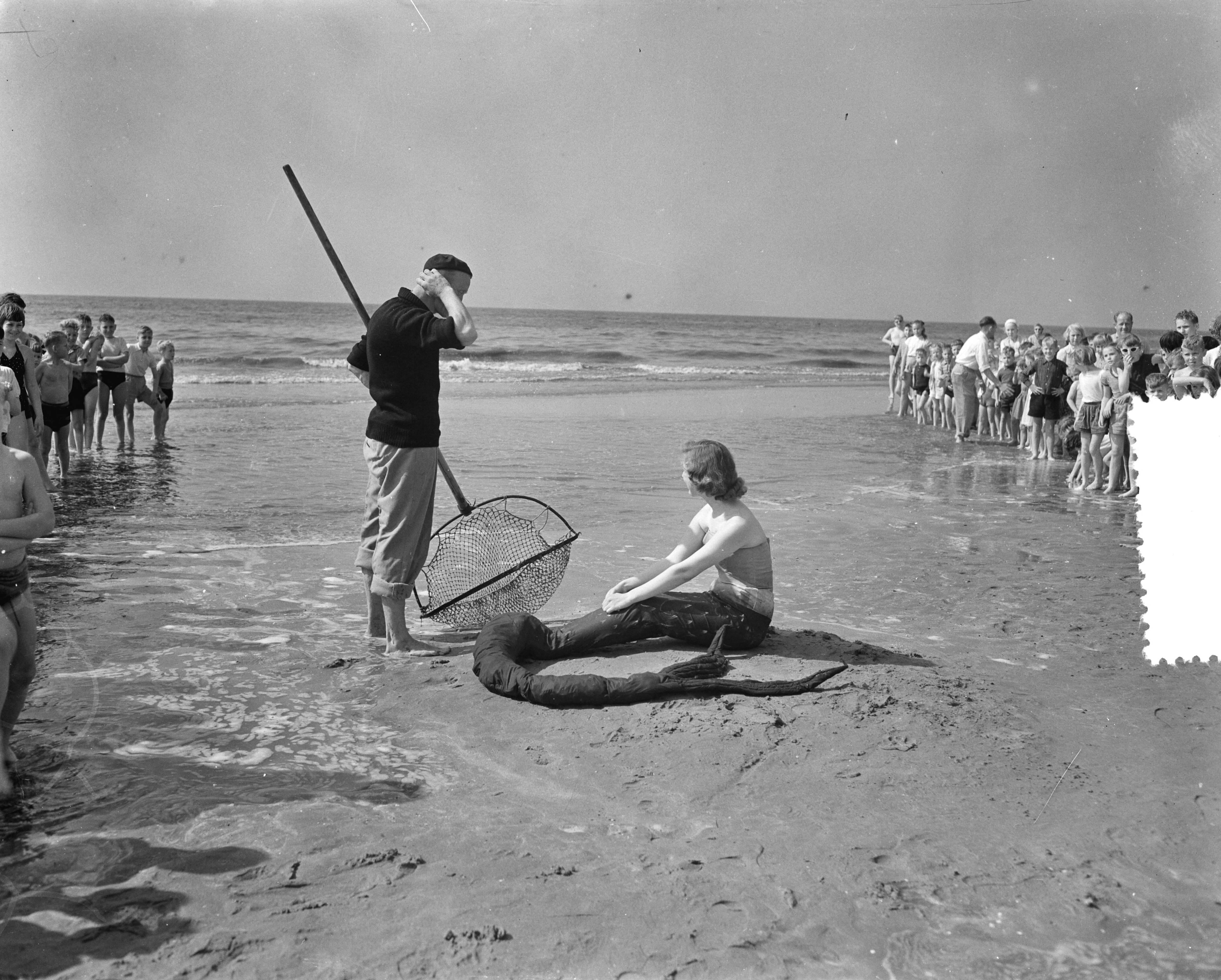 Fotocollectie Anefo — Zeemeermin op het strand Zandvoort — Foto: Pot, Harry / Anefo. Licentie: Set B: Rechtenvrij / Publiek Domein. Bron: Nationaal Archief. http://hdl.handle.net/10648/a9487194-d0b4-102d-bcf8-003048976d84