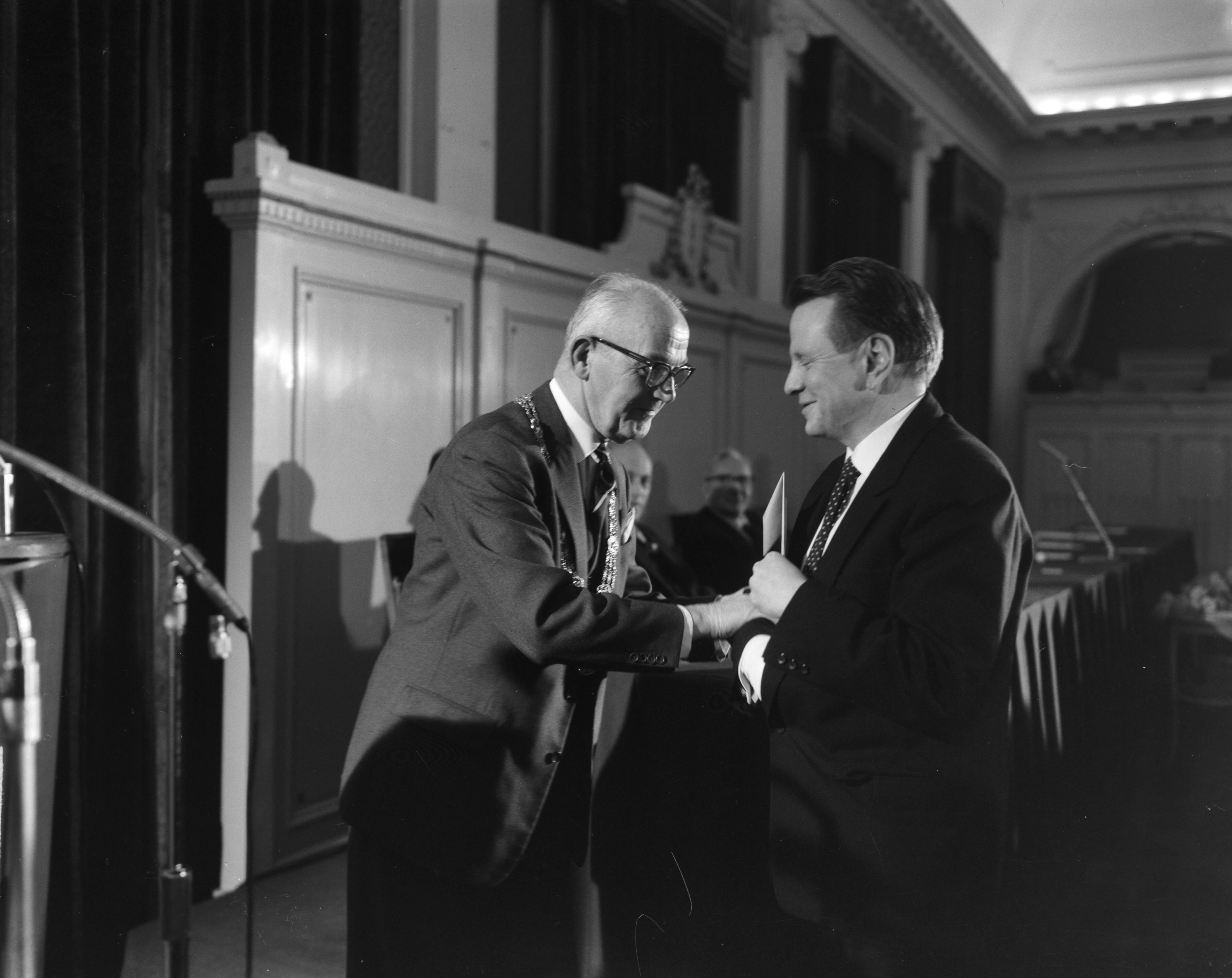 Fotocollectie Anefo — Prijsuitreiking Jan Campertprijs in Den Haag, J.W. Holsbergen en burgemeester Kolfschoten — Foto: Koch, Eric / Anefo. Licentie: Set B: Rechtenvrij / Publiek Domein. Bron: Nationaal Archief. http://hdl.handle.net/10648/aa23203c-d0b4-102d-bcf8-003048976d84