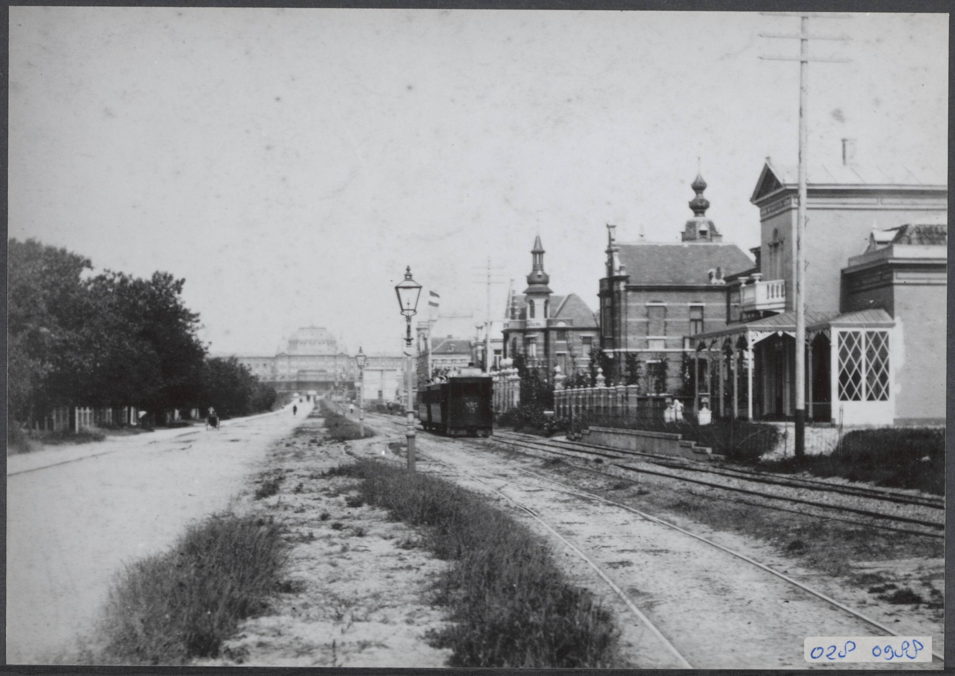Fotocollectie Elsevier Binnenland — Scheveningen. Badhuisweg met stoomtram — Foto: Onbekend / Publiek Domein of Rechtenvrij. Licentie: Set B: Rechtenvrij / Publiek Domein. Bron: Nationaal Archief. http://hdl.handle.net/10648/addf70b8-d0b4-102d-bcf8-003048976d84