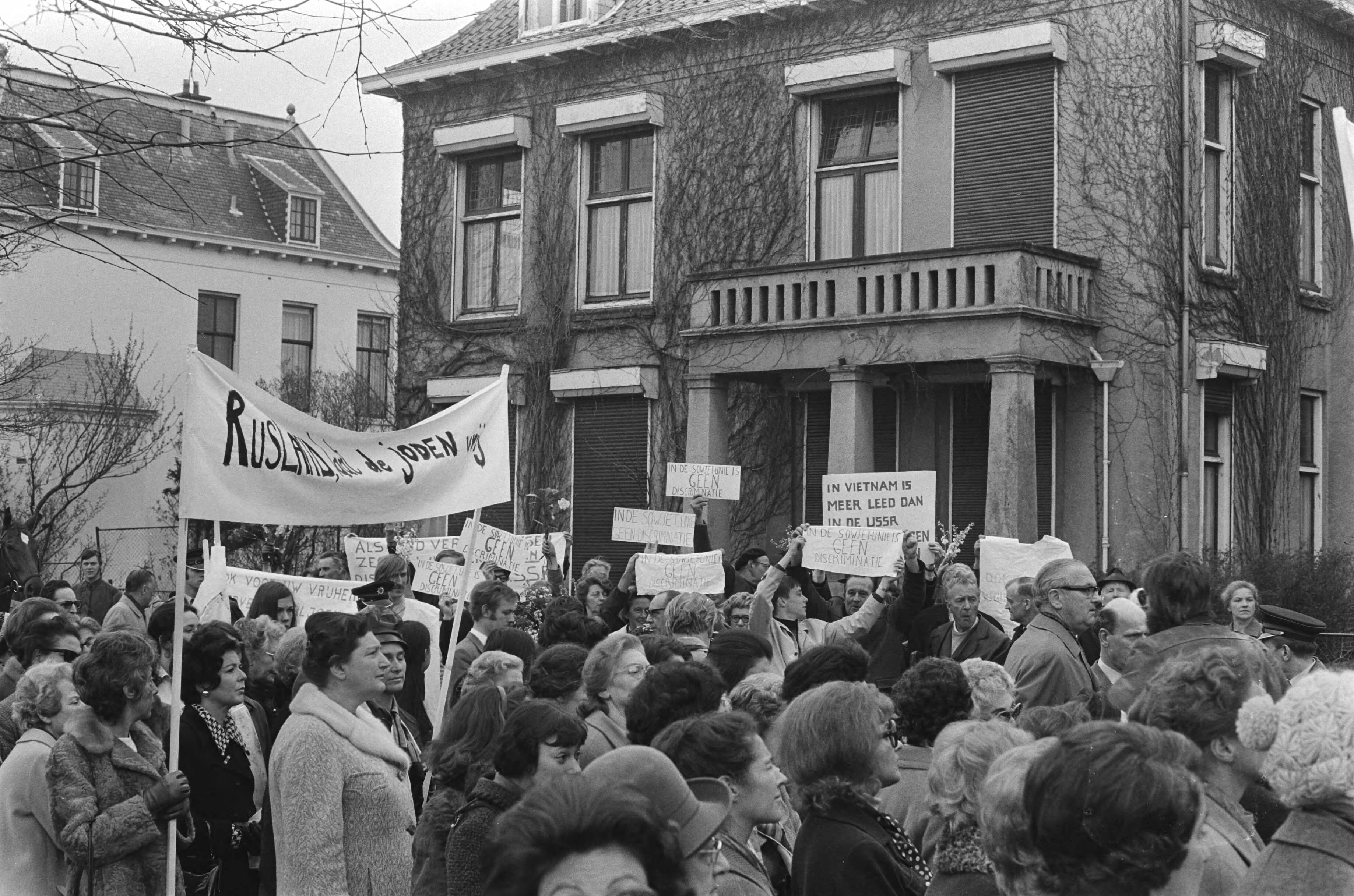 Protest van joodse vrouwenorganisaties bij de Russische ambassade in Den Haag tegen de behandeling van joden in Rusland — Demonstranten met spandoeken — Foto: Fotograaf Onbekend / Anefo. Licentie: Set B: Rechtenvrij / Publiek Domein. Bron: Nationaal Archief. http://hdl.handle.net/10648/abbc067a-d0b4-102d-bcf8-003048976d84