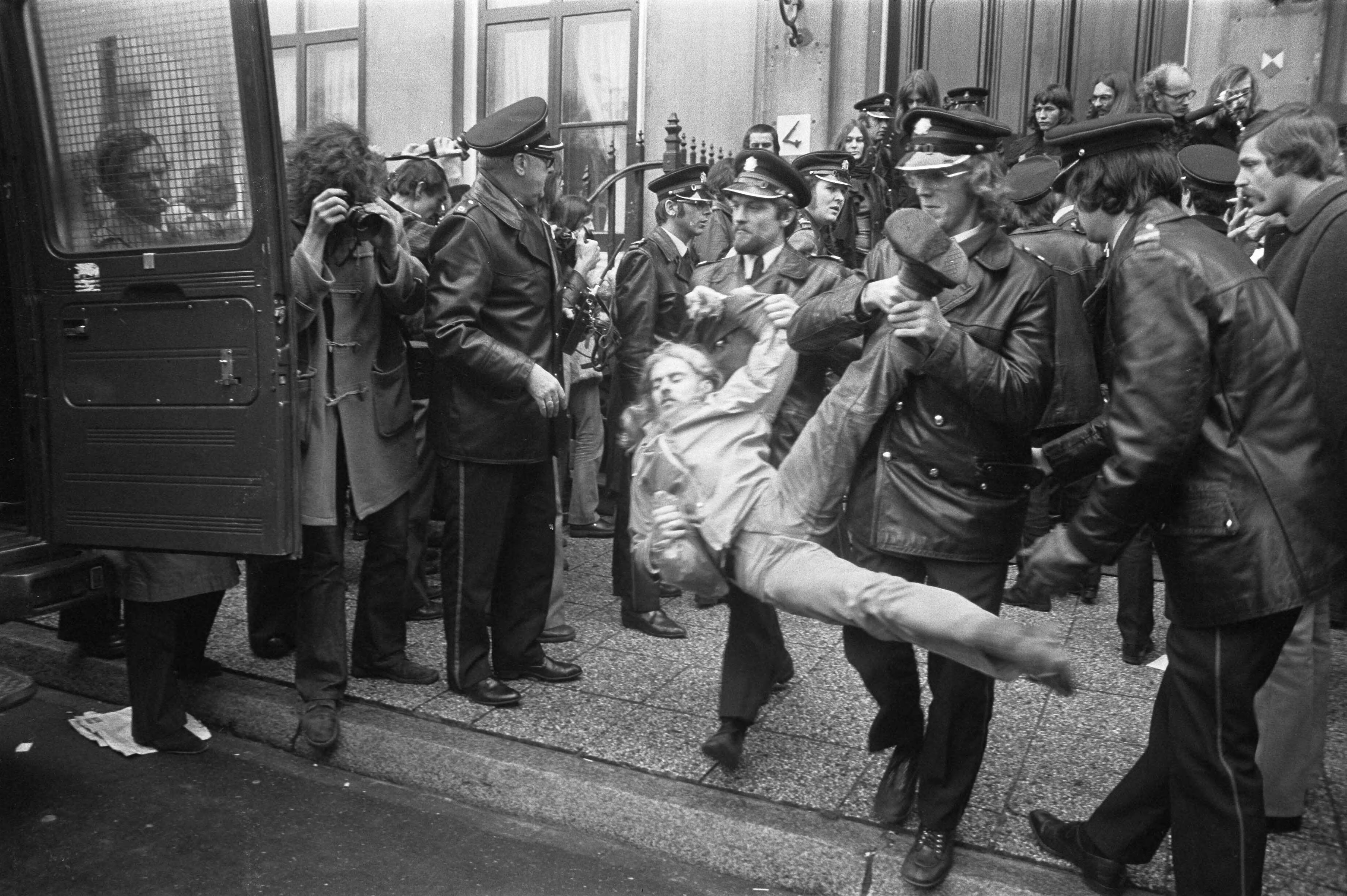 Fotocollectie Anefo — Demonstratie voor vrijlating van Kees Vellekoop (die om politieke redenen dienst weigert) voor Min. van Defensie in Den Haag ; politie draagt een demonstrant — Foto: Peters, Hans / Anefo. Licentie: Set B: Rechtenvrij / Publiek Domein. Bron: Nationaal Archief. http://hdl.handle.net/10648/ac5c23a8-d0b4-102d-bcf8-003048976d84
