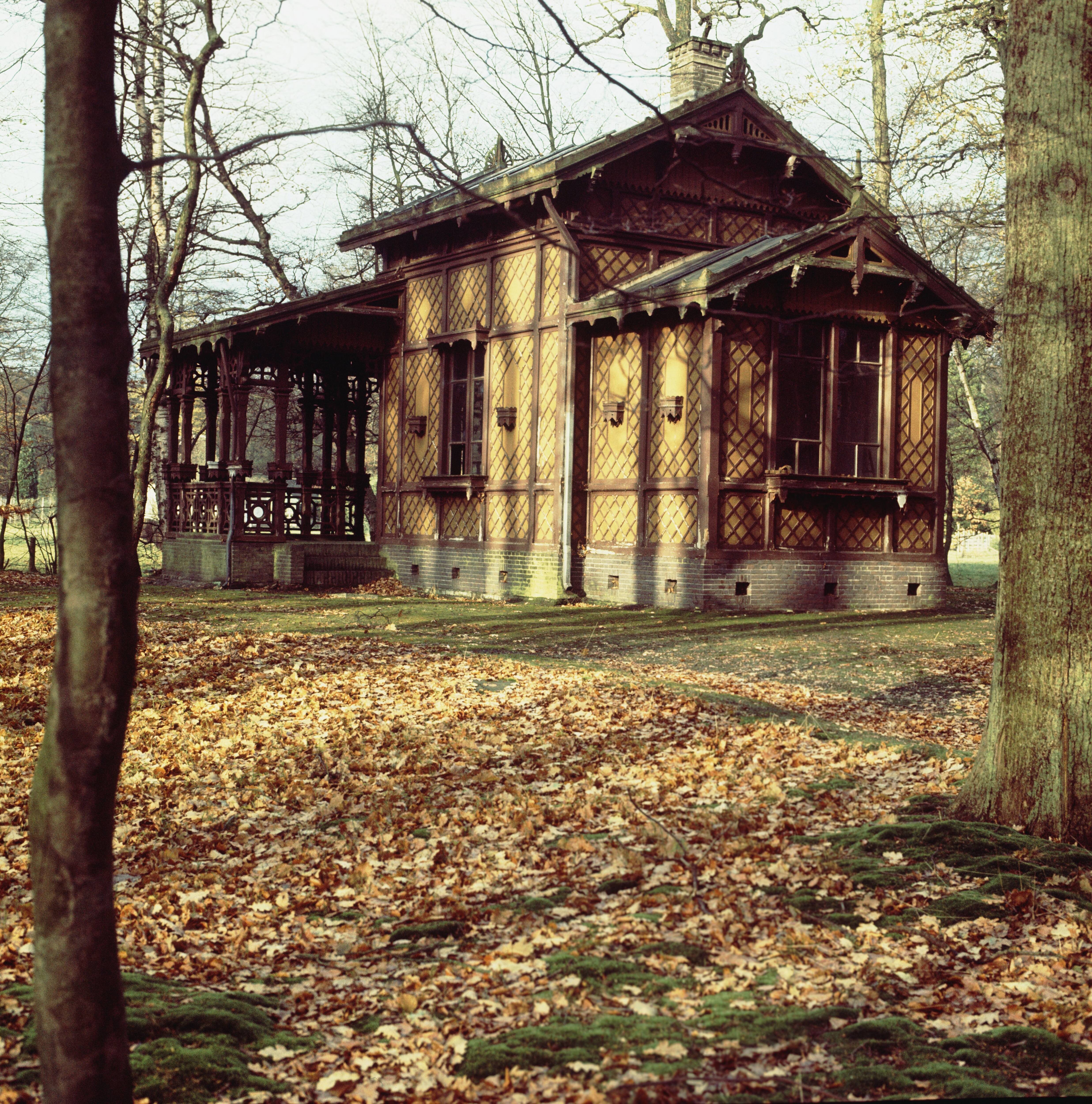 Paleis Soestdijk — Houten chalet — Foto: Onbekend / RVD. Licentie: Set B: Rechtenvrij / Publiek Domein. Bron: Nationaal Archief. http://hdl.handle.net/10648/afa837fe-d0b4-102d-bcf8-003048976d84