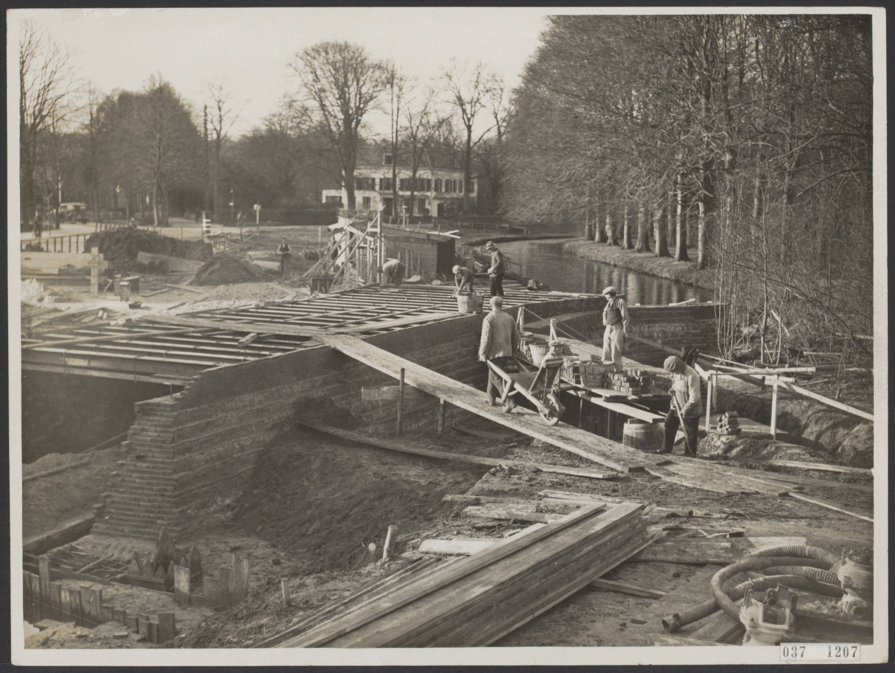 Fotocollectie Elsevier Binnenland — De brug over de Brouwersvaart te Overveen is in aanbouw. De bij vele Amsterdammers bekende brug over de Brouwersvaart, welke o.a. voert naar de bekende uitspanning Kraantje Lek met de niet minder bekende Holle Boom, was te smal voor het verkeer naar Zandvoort en Bentveld, dat hier in de zomer overheen gaat. Men gebruikt thans de wintermaanden om een nieuwe brug te bouwen — Foto: N.V. Polygoon. Licentie: Set B: Rechtenvrij / Publiek Domein. Bron: Nationaal Archief. http://hdl.handle.net/10648/adefd8f4-d0b4-102d-bcf8-003048976d84