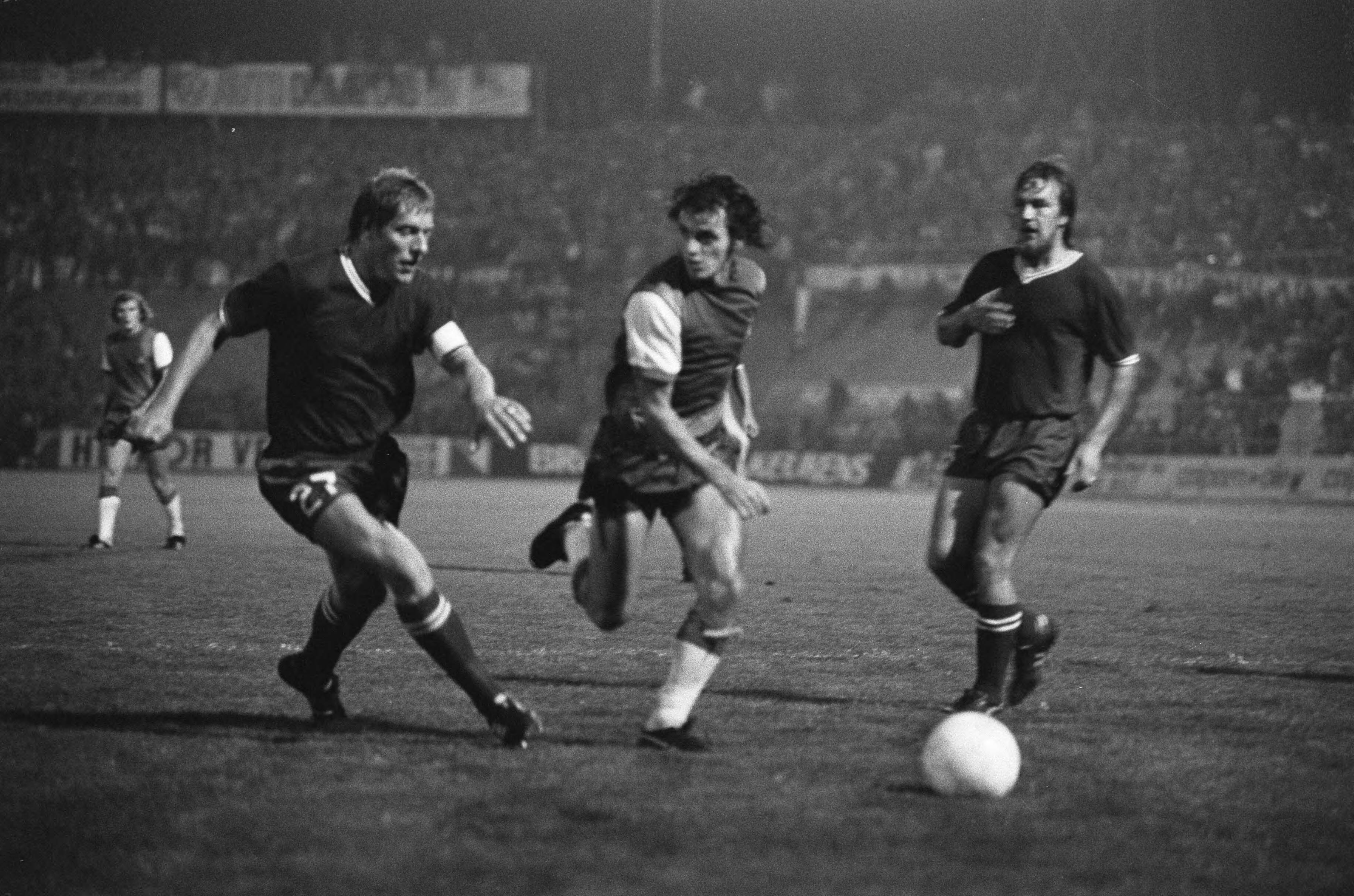 Fotocollectie Anefo — Utrecht tegen Feyenoord 0-4, Kristensen (midden) in duel Pronk (links) — Foto: Peters, Hans / Anefo. Licentie: Set B: Rechtenvrij / Publiek Domein. Bron: Nationaal Archief. http://hdl.handle.net/10648/ac366d84-d0b4-102d-bcf8-003048976d84