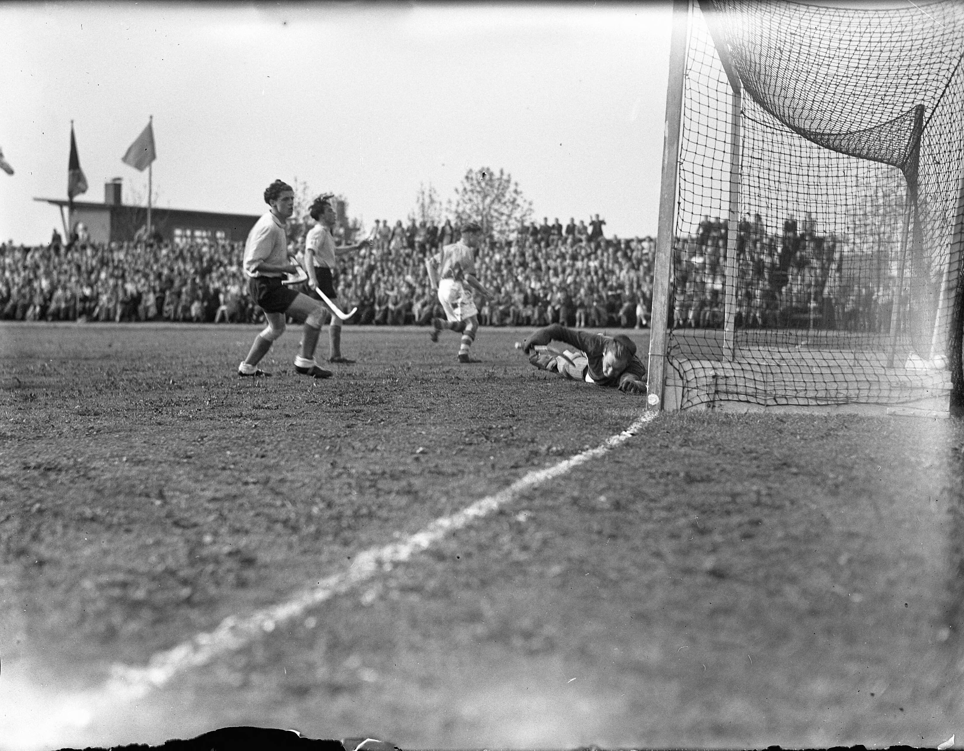 Fotocollectie Anefo — Hockey. Nederland tegen Belgie 1-0 — Foto: Noske, J.D. / Anefo. Licentie: Set B: Rechtenvrij / Publiek Domein. Bron: Nationaal Archief. http://hdl.handle.net/10648/a8a7f2a0-d0b4-102d-bcf8-003048976d84