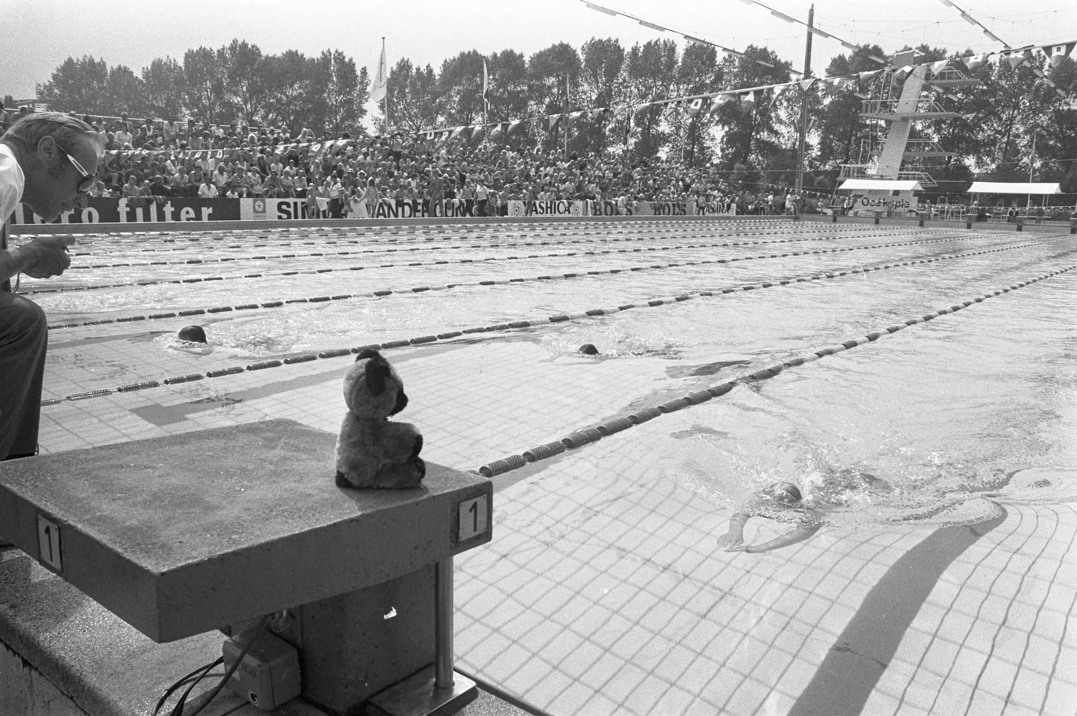 Fotocollectie Anefo — Eerste dag Nationale Zwemkampioenschappen in zwembad Den Hommel te Utrecht — Foto: Verhoeff, Bert / Anefo. Licentie: Set B: Rechtenvrij / Publiek Domein. Bron: Nationaal Archief. http://hdl.handle.net/10648/abf07fe0-d0b4-102d-bcf8-003048976d84