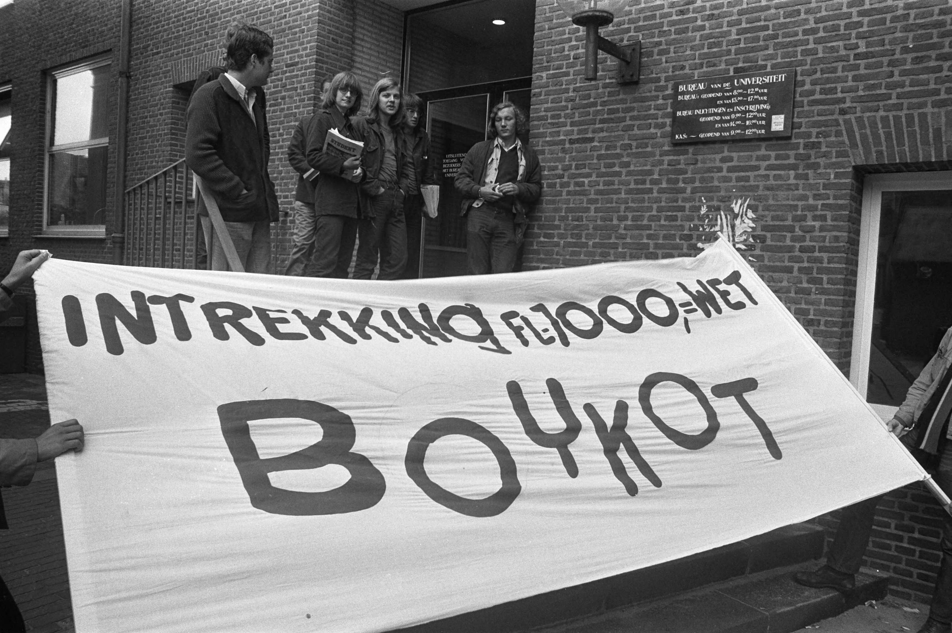 Fotocollectie Anefo — Studenten in Groningen boycotten inschrijving i.v.m. duizend gulden collegegeld — Foto: Verhoeff, Bert / Anefo. Licentie: Set B: Rechtenvrij / Publiek Domein. Bron: Nationaal Archief. http://hdl.handle.net/10648/abf39644-d0b4-102d-bcf8-003048976d84
