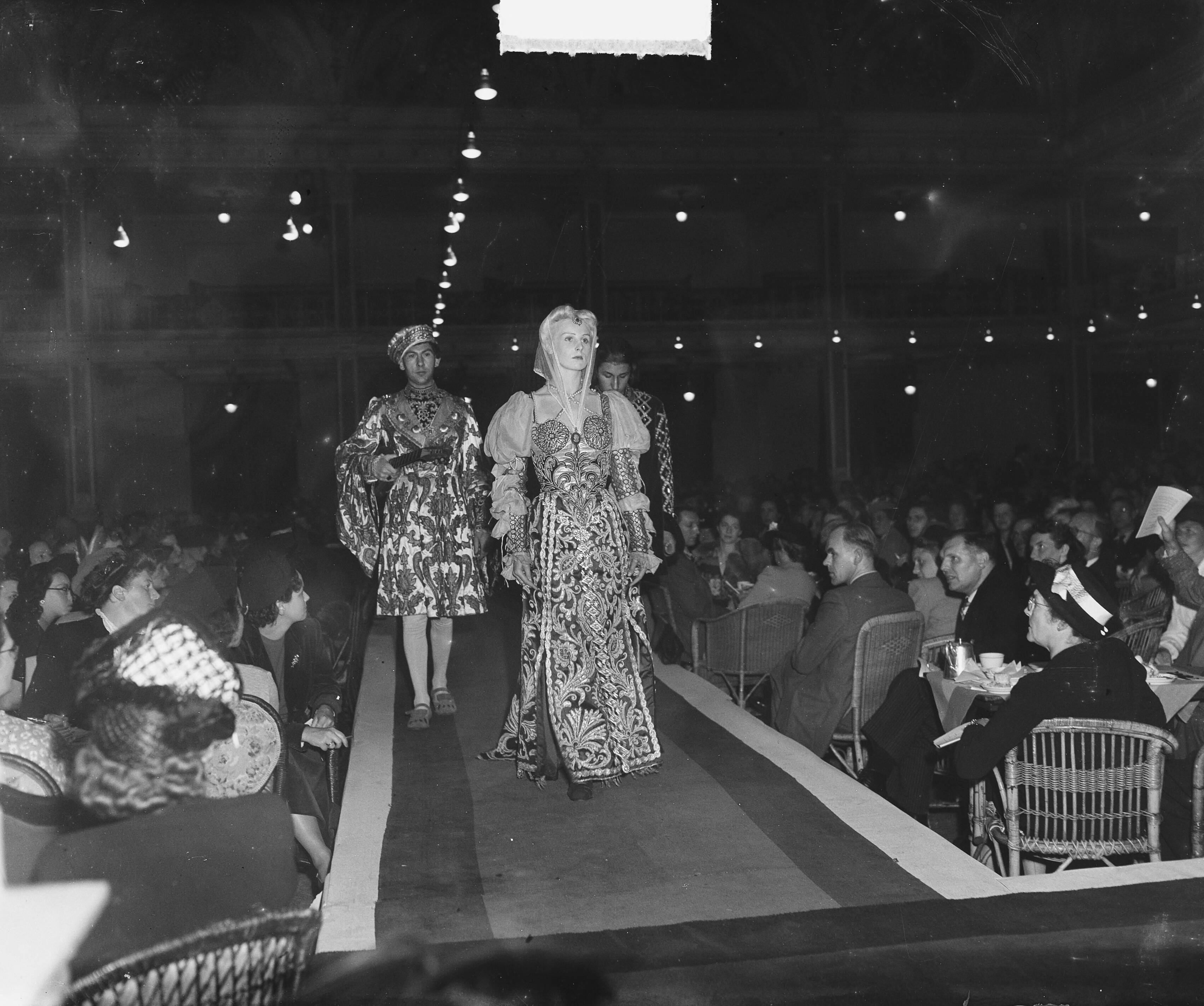 Fotocollectie Anefo — Juwelen- en modeshow in het Kurhaus te Scheveningen — Foto: Merk, Ben / Anefo. Licentie: Set B: Rechtenvrij / Publiek Domein. Bron: Nationaal Archief. http://hdl.handle.net/10648/a8bdcf76-d0b4-102d-bcf8-003048976d84