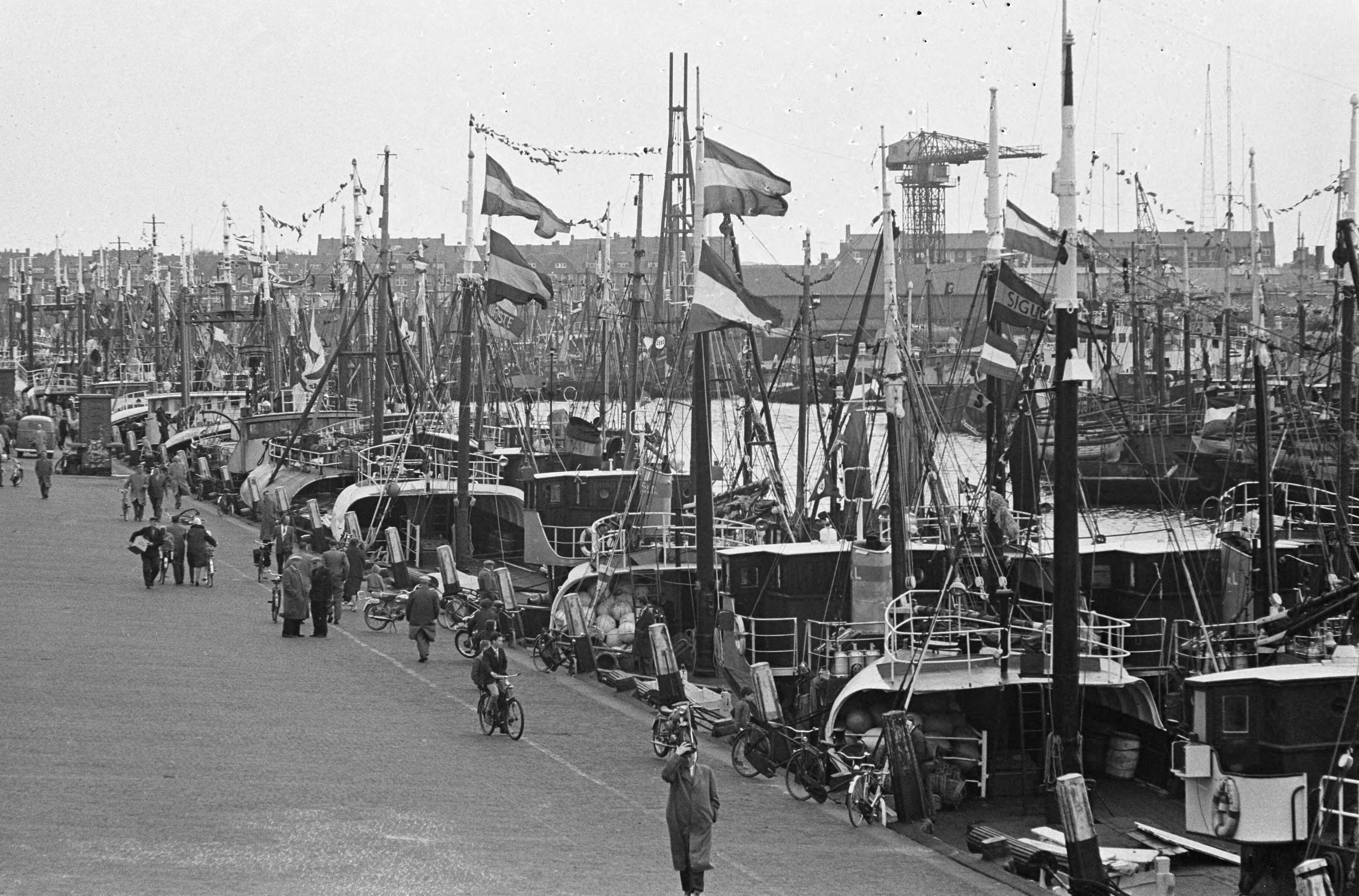 Fotocollectie Anefo — Vlaggetjesdag in Scheveningen — Foto: Koch, Eric / Anefo. Licentie: Set B: Rechtenvrij / Publiek Domein. Bron: Nationaal Archief. http://hdl.handle.net/10648/aa091f98-d0b4-102d-bcf8-003048976d84